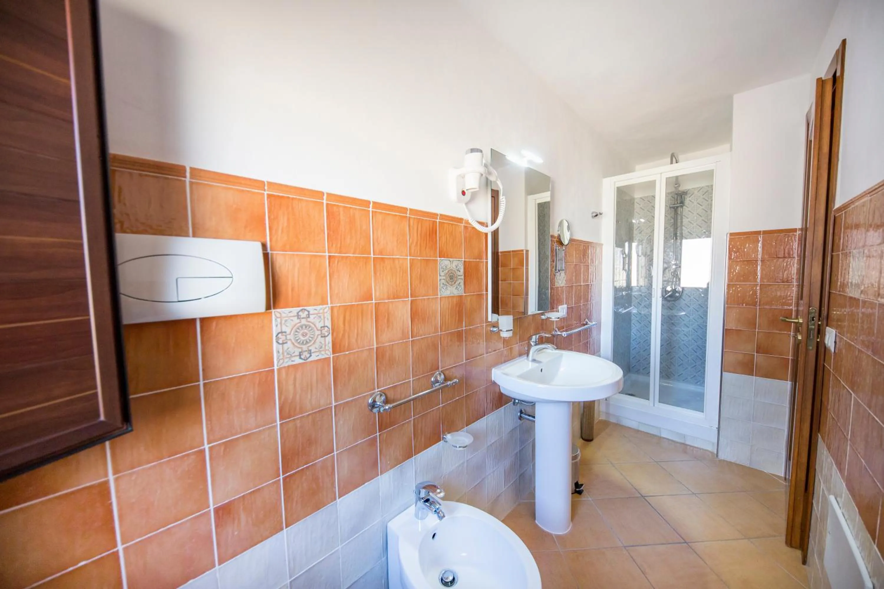 Shower in Cefalu in Blu