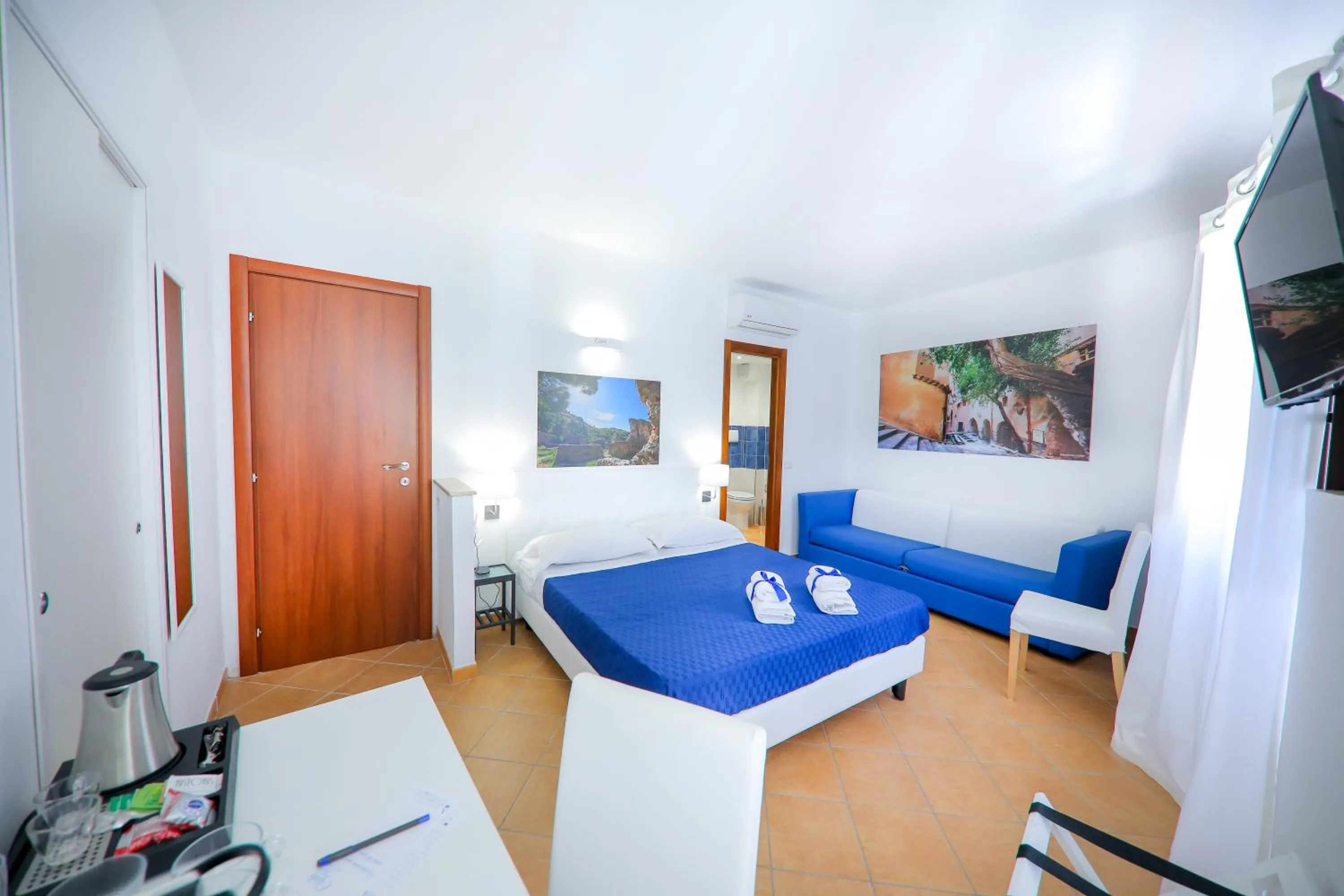 Photo of the whole room, Bed in Cefalu in Blu