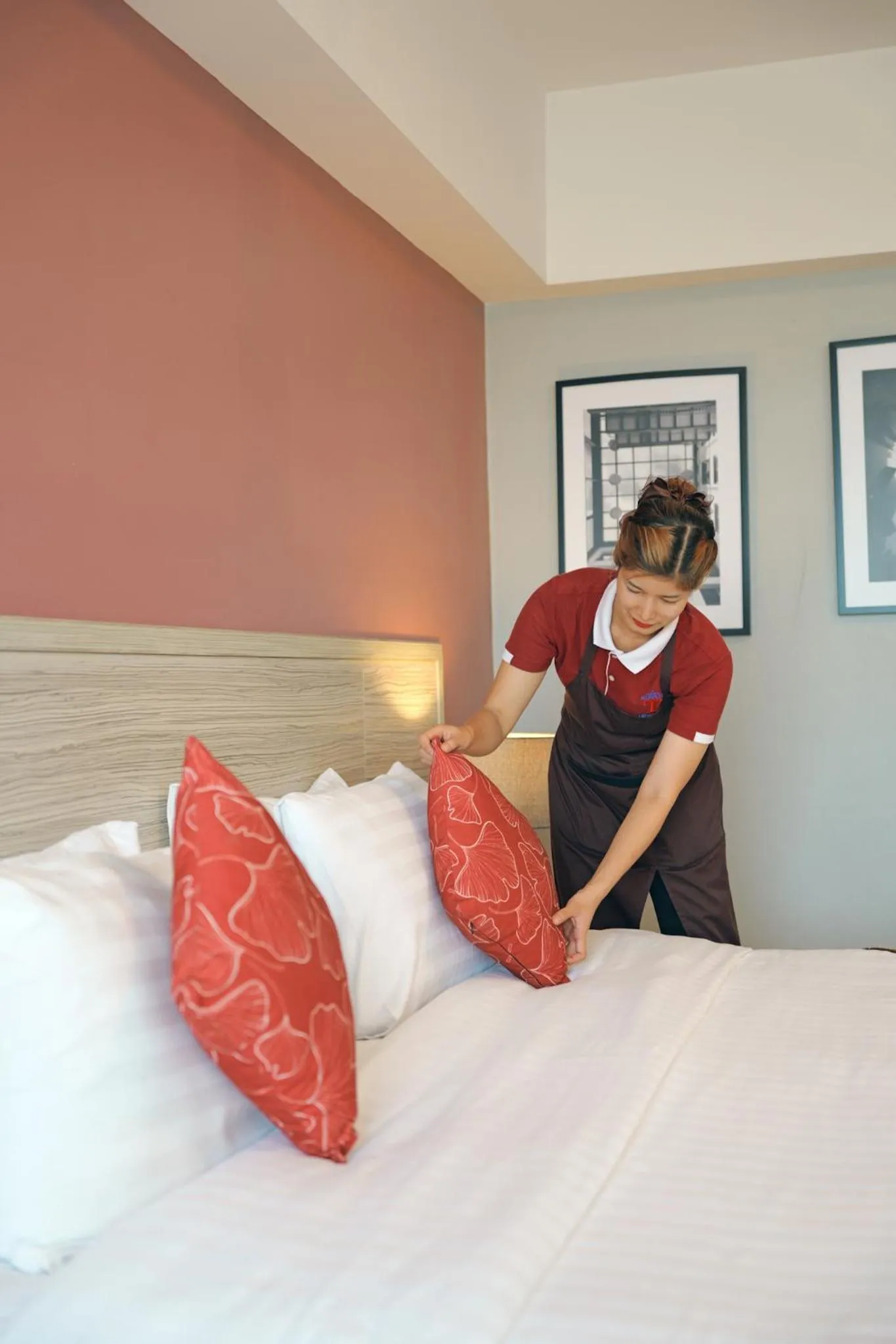 Staff, Bed in Tubtim Siam Suvarnabhumi Hotel