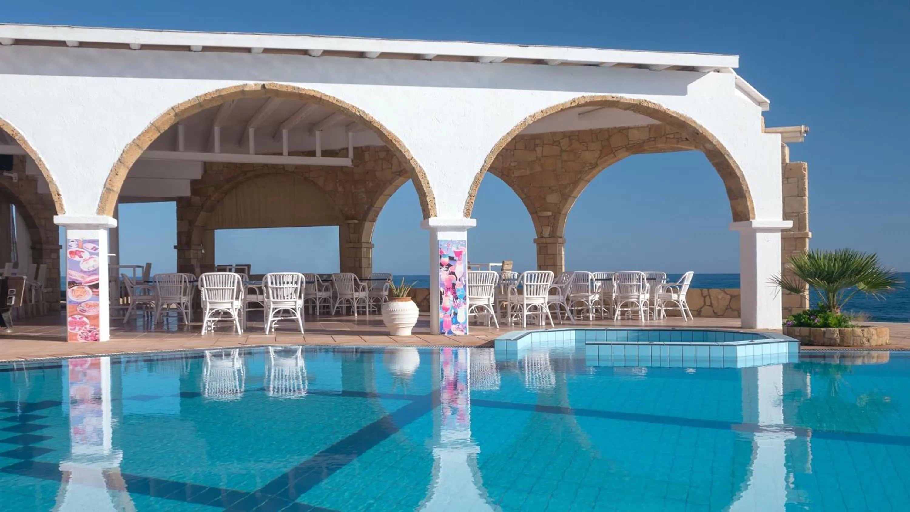 Restaurant/places to eat in Pyrgos Beach Hotel Apartments