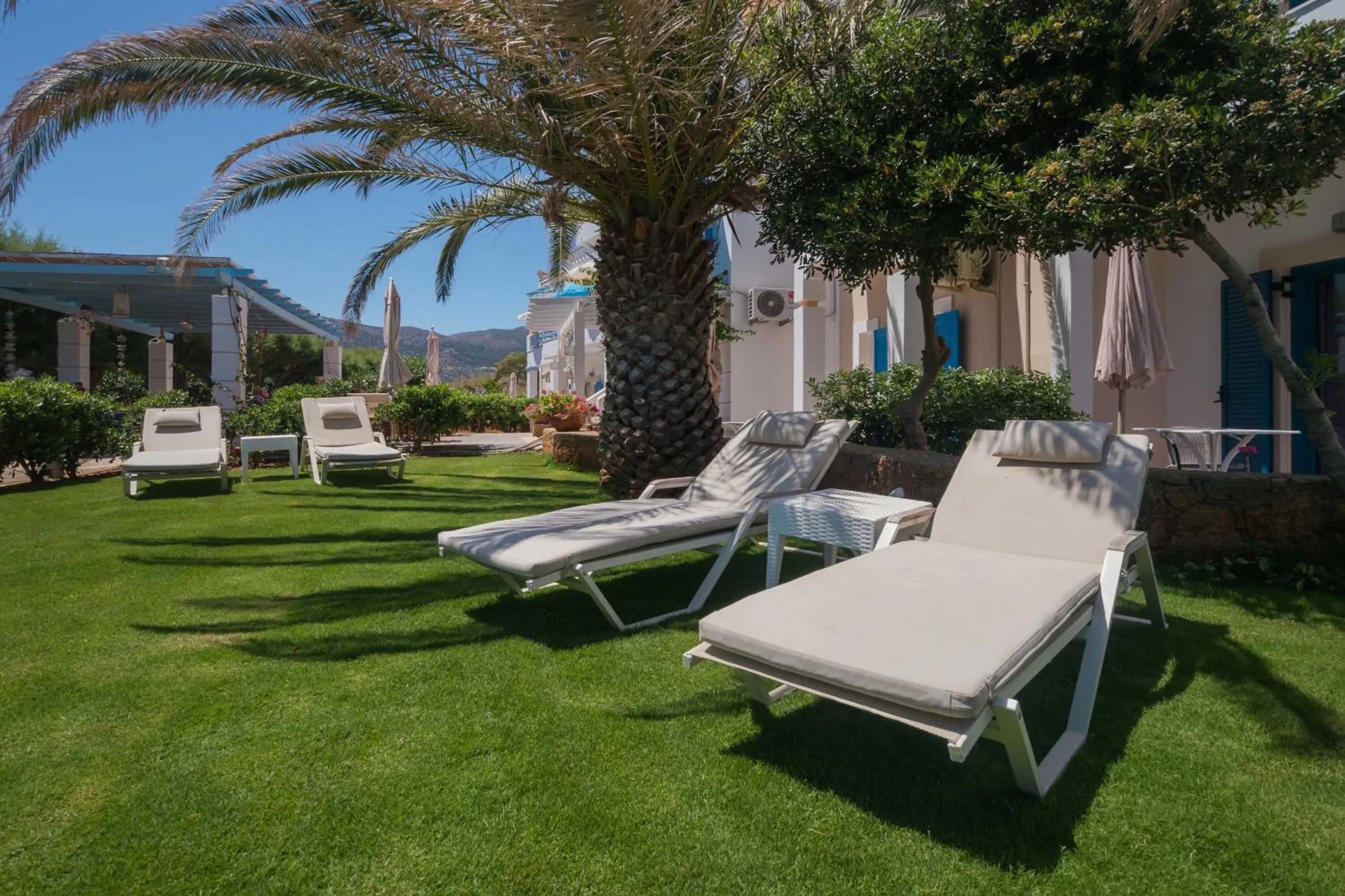 Garden in Pyrgos Beach Hotel Apartments
