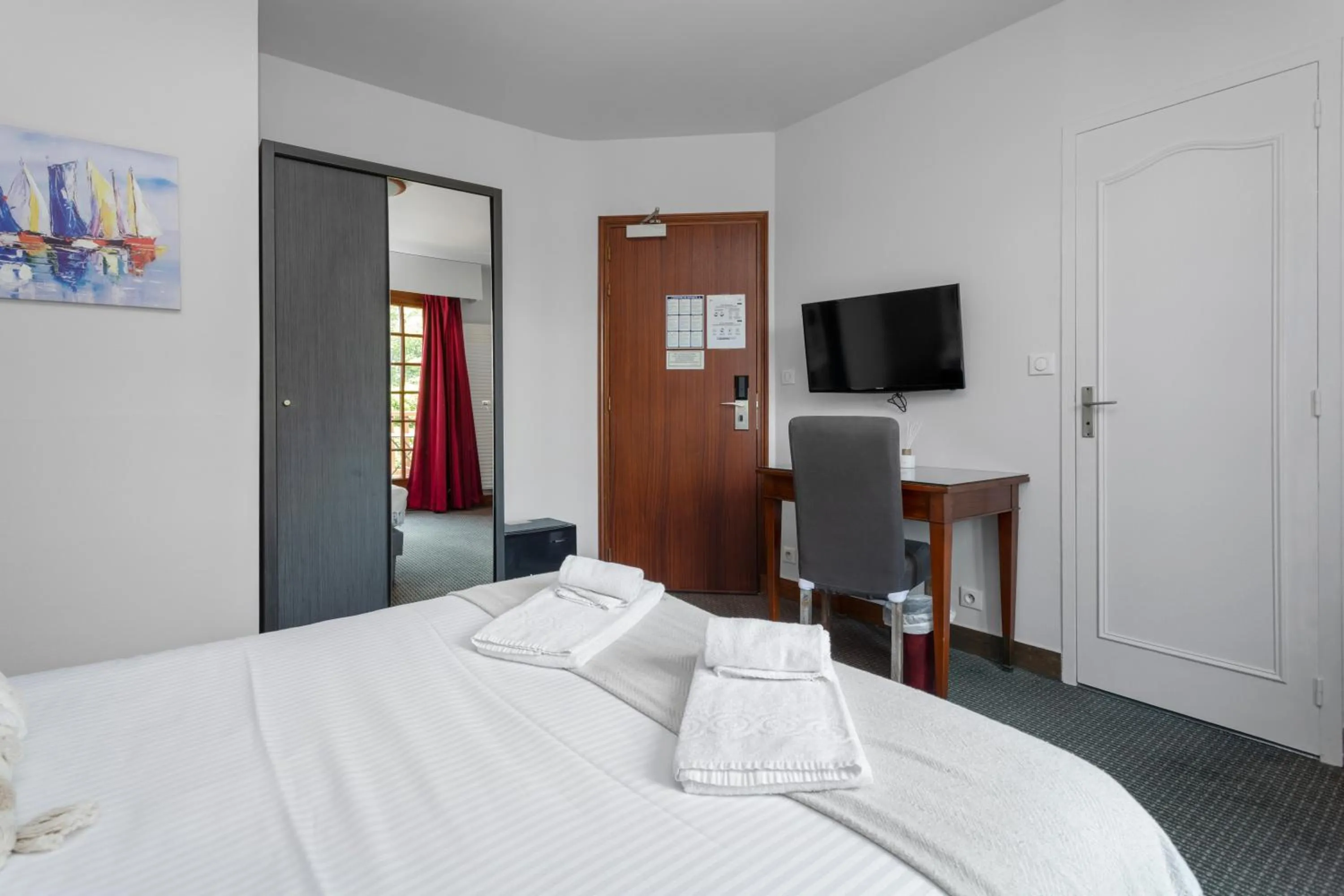 Photo of the whole room, Bed in Hôtel Le Romantica