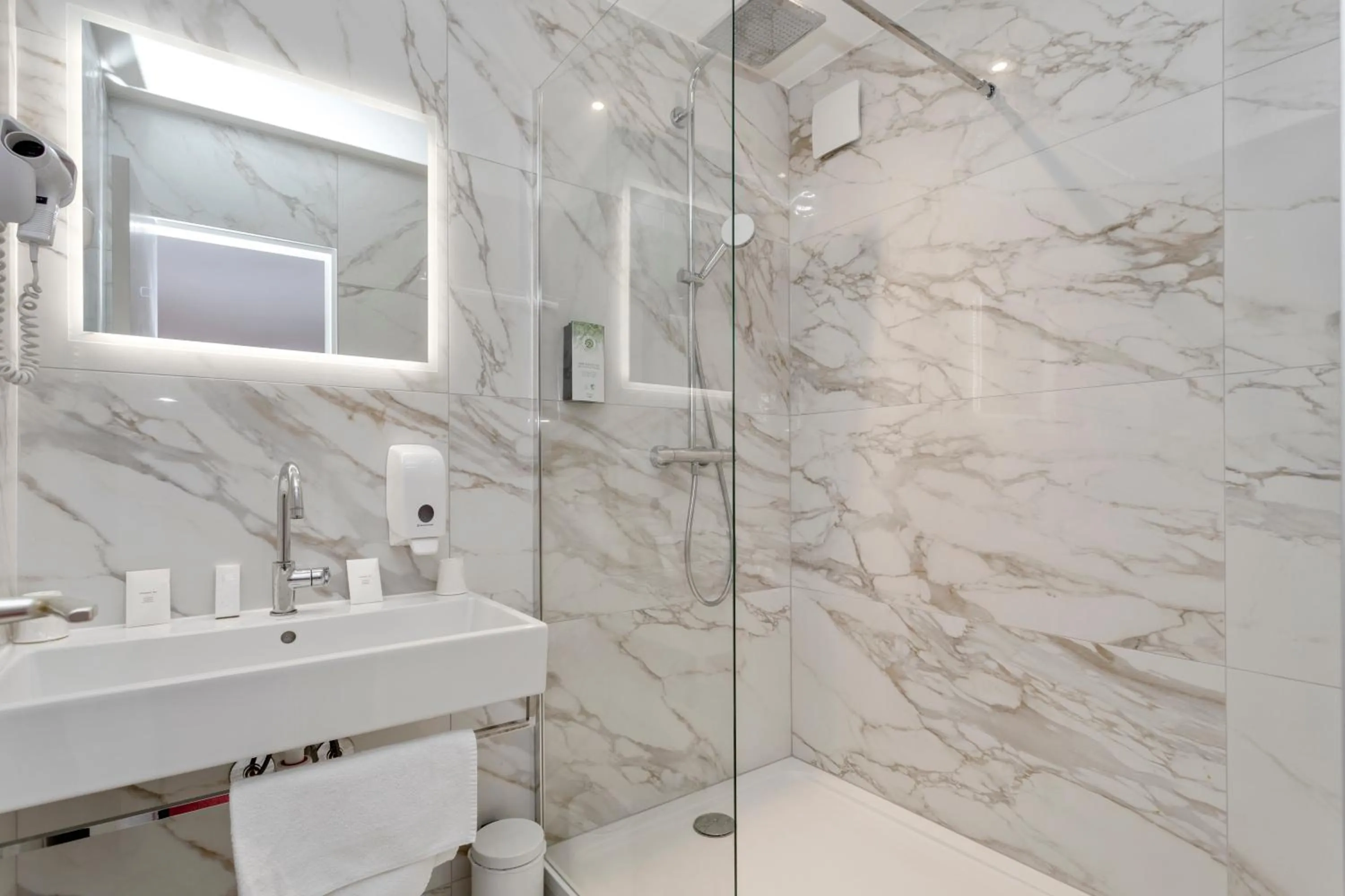 Bathroom in Hôtel Le Romantica