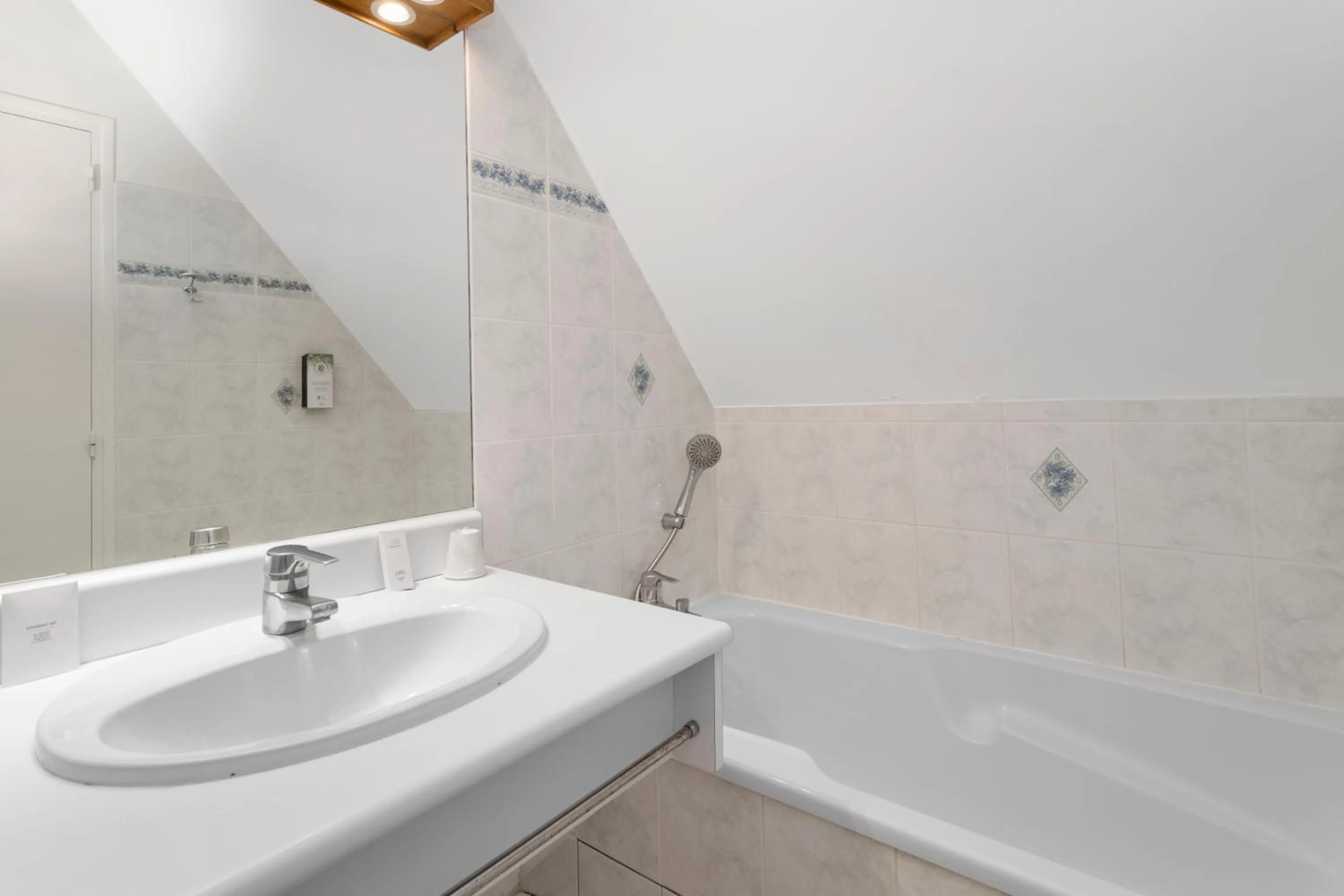 Shower in Hôtel Le Romantica