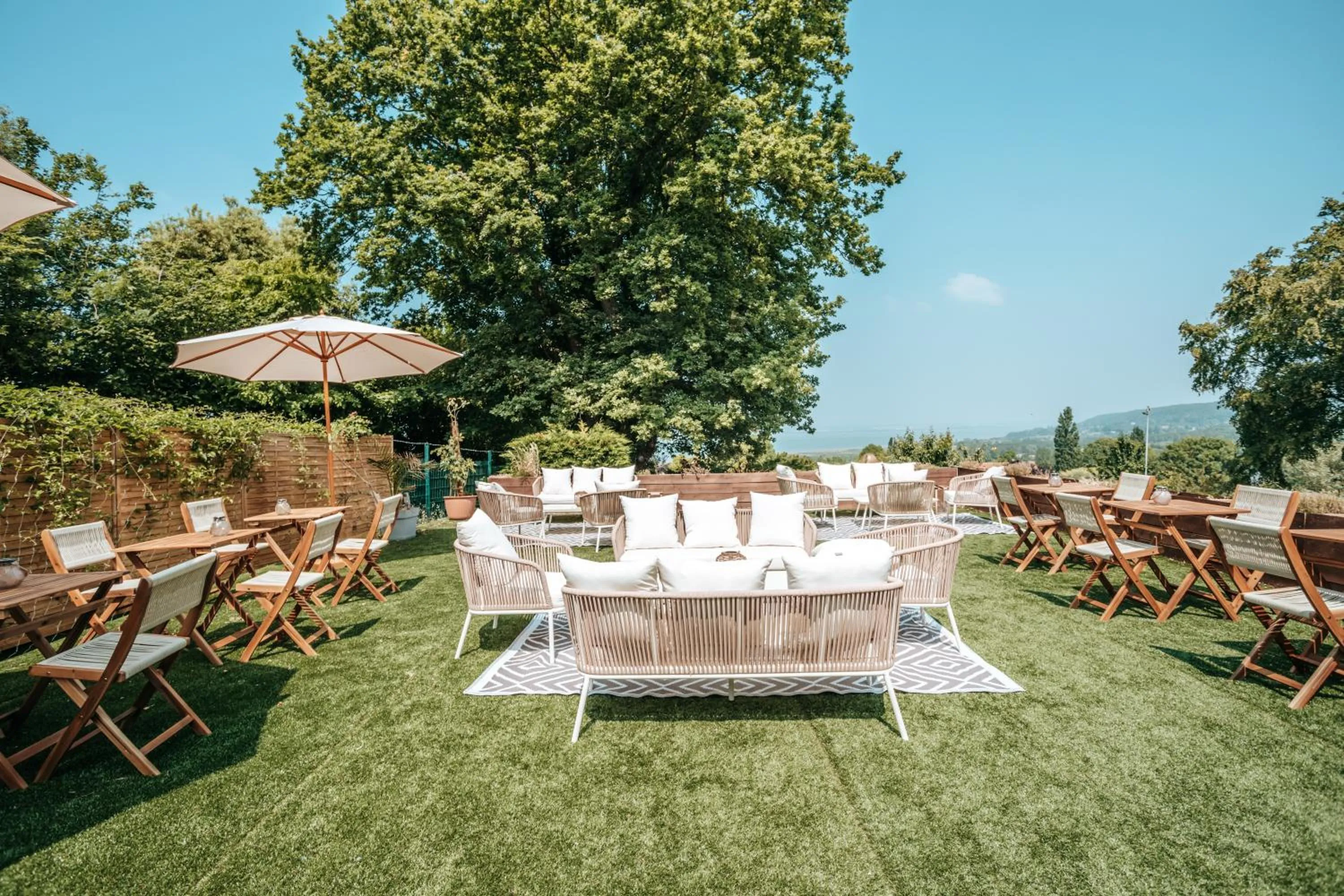 Patio in Hôtel Le Romantica