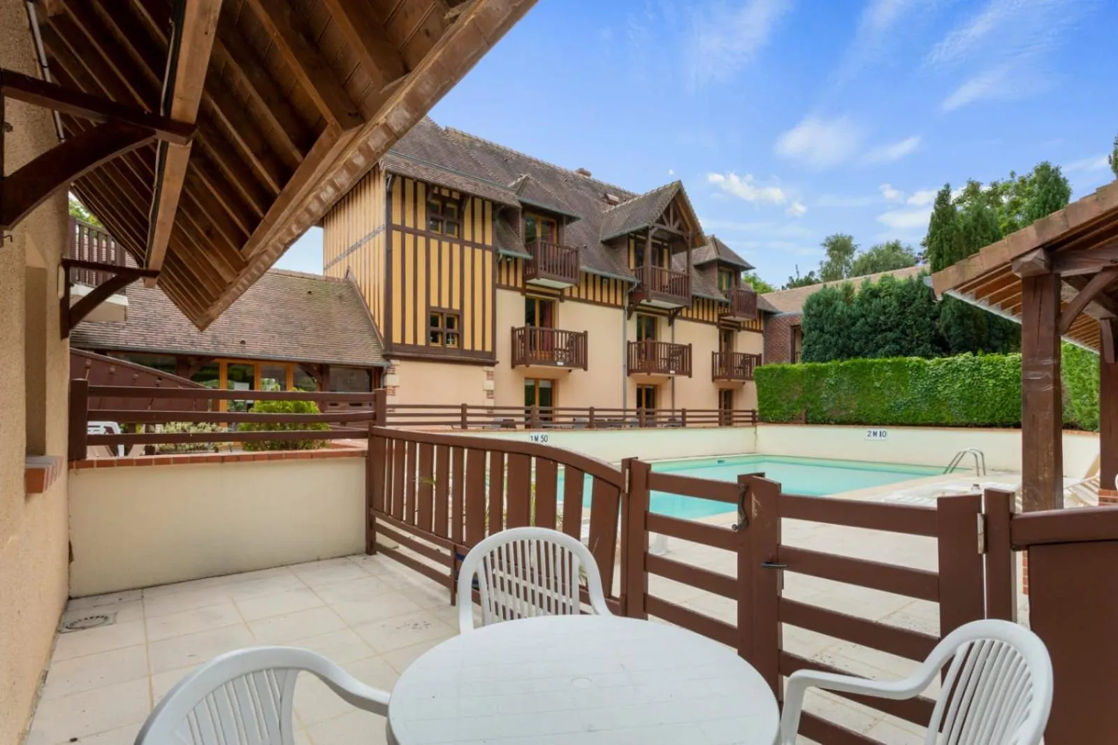 Patio in Hôtel Le Romantica