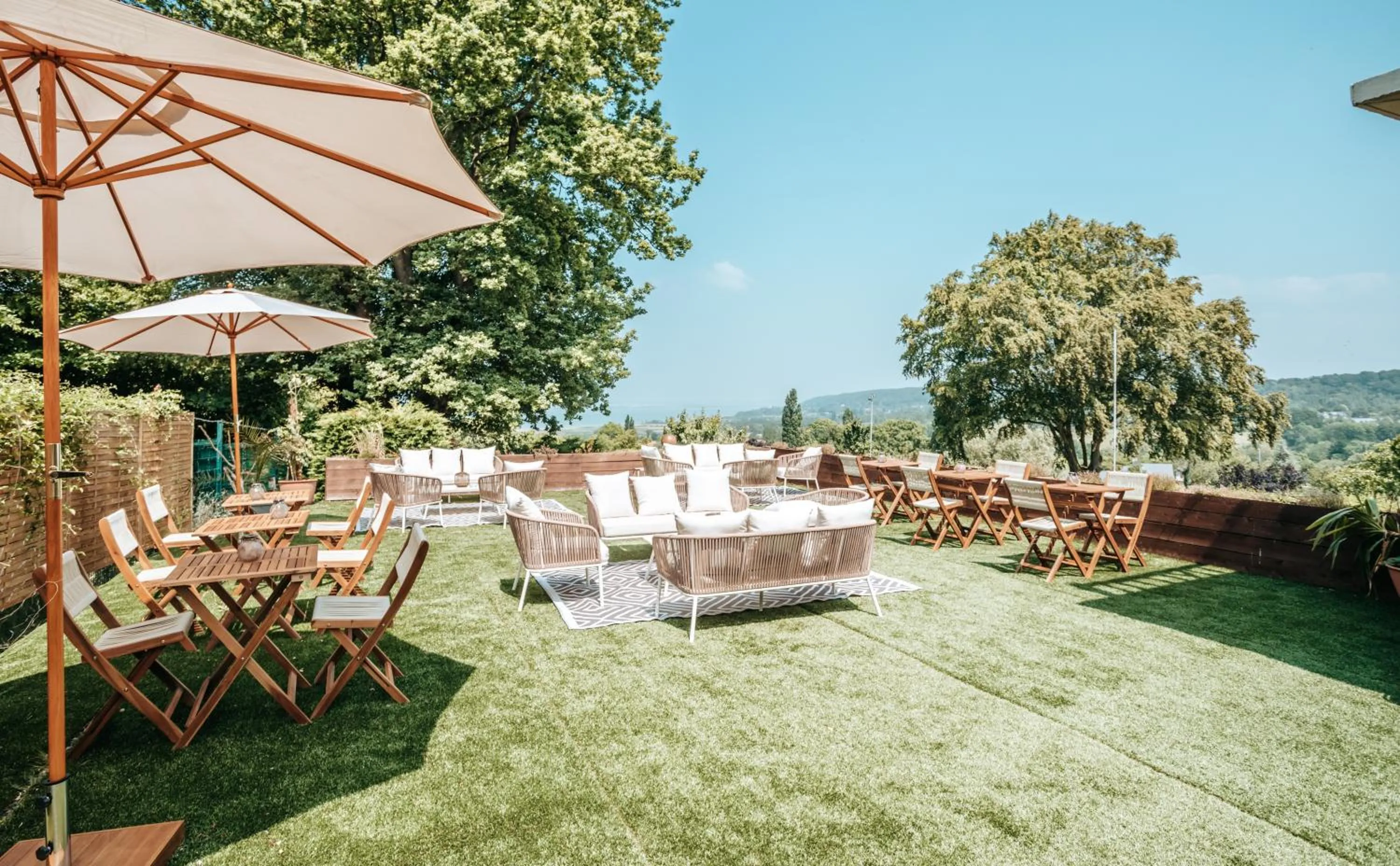 Patio in Hôtel Le Romantica