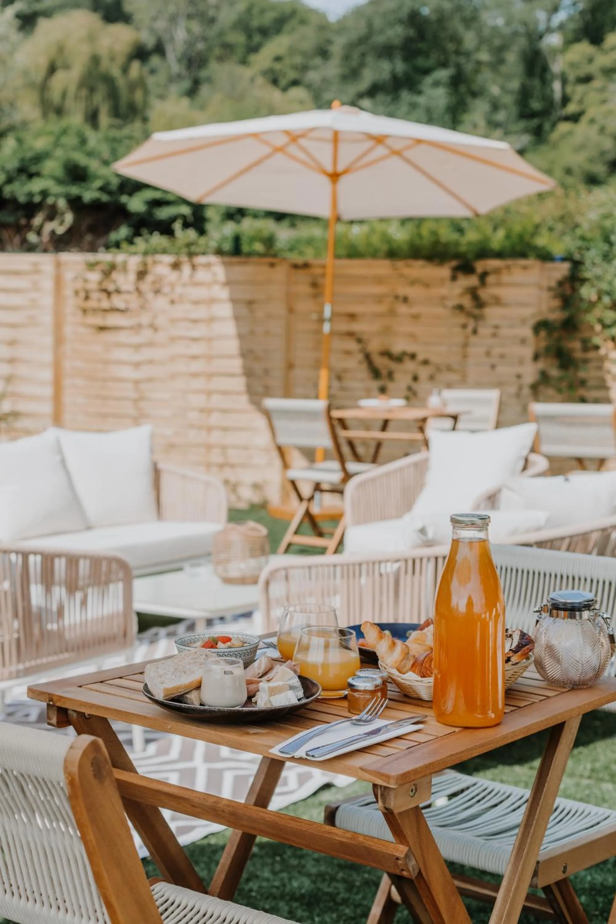 Patio in Hôtel Le Romantica