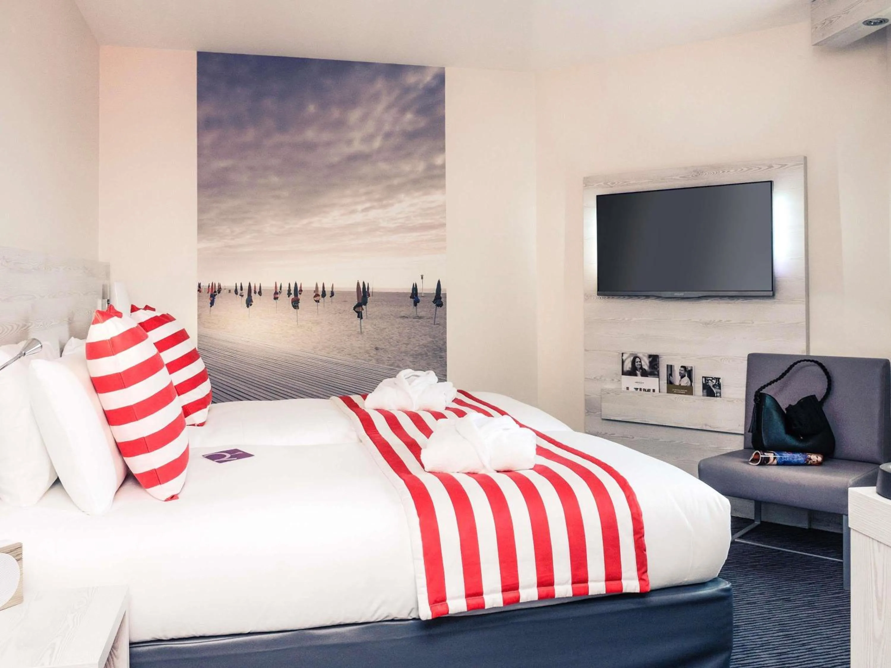 Bedroom, Bed in Mercure Trouville Sur Mer