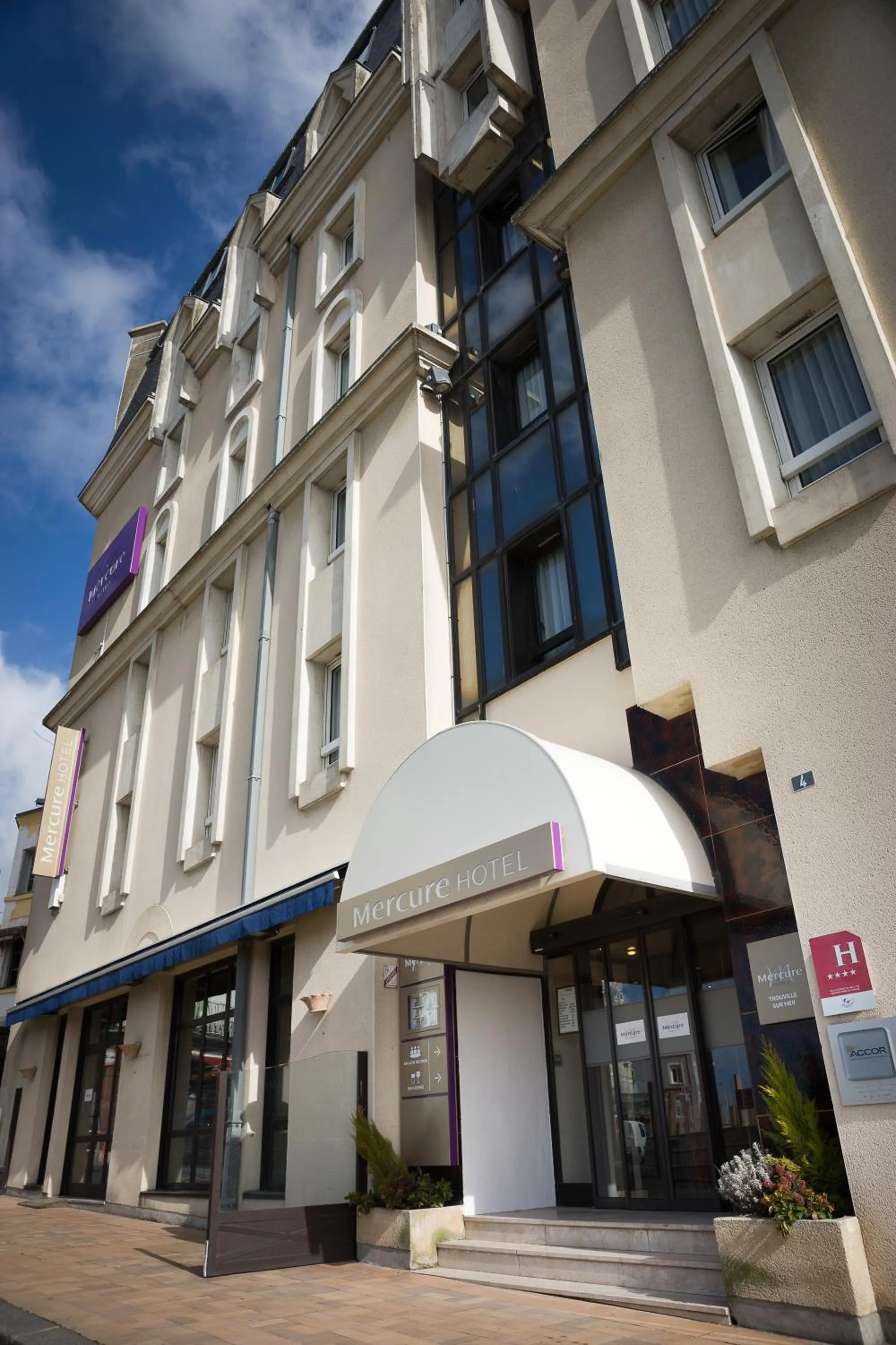 Facade/entrance in Mercure Trouville Sur Mer