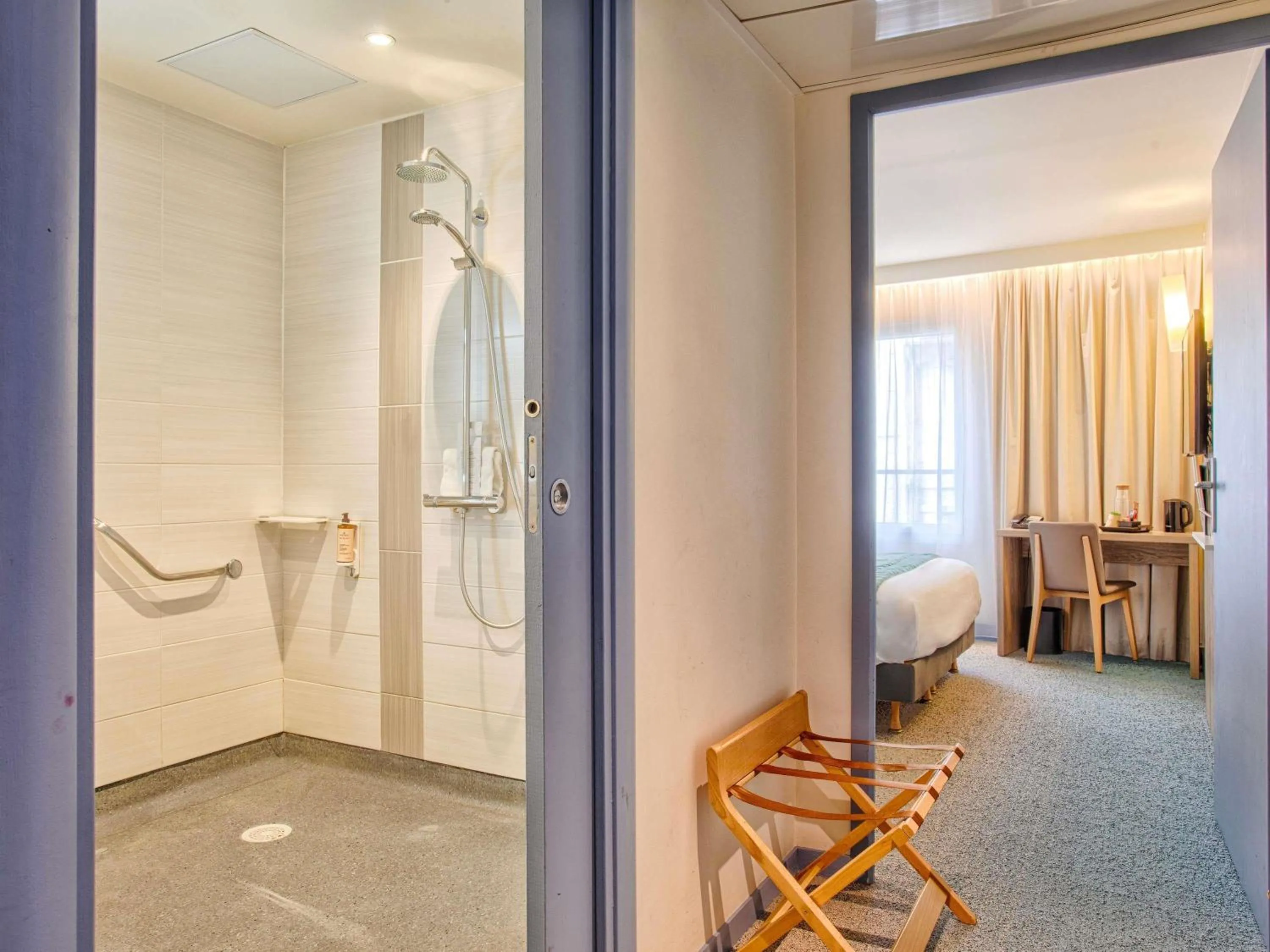 Bedroom in Mercure Trouville Sur Mer