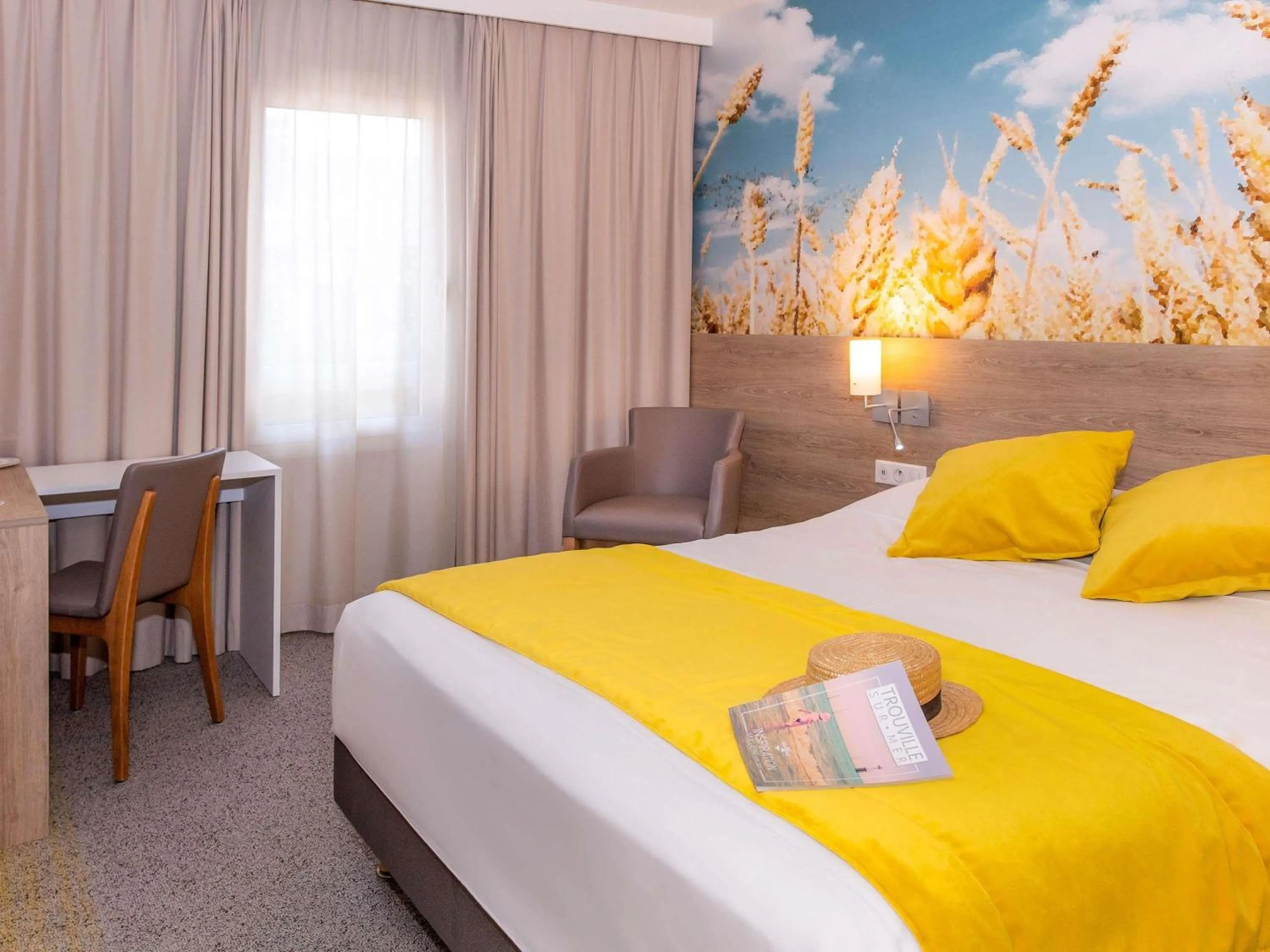 Property building, Bed in Mercure Trouville Sur Mer