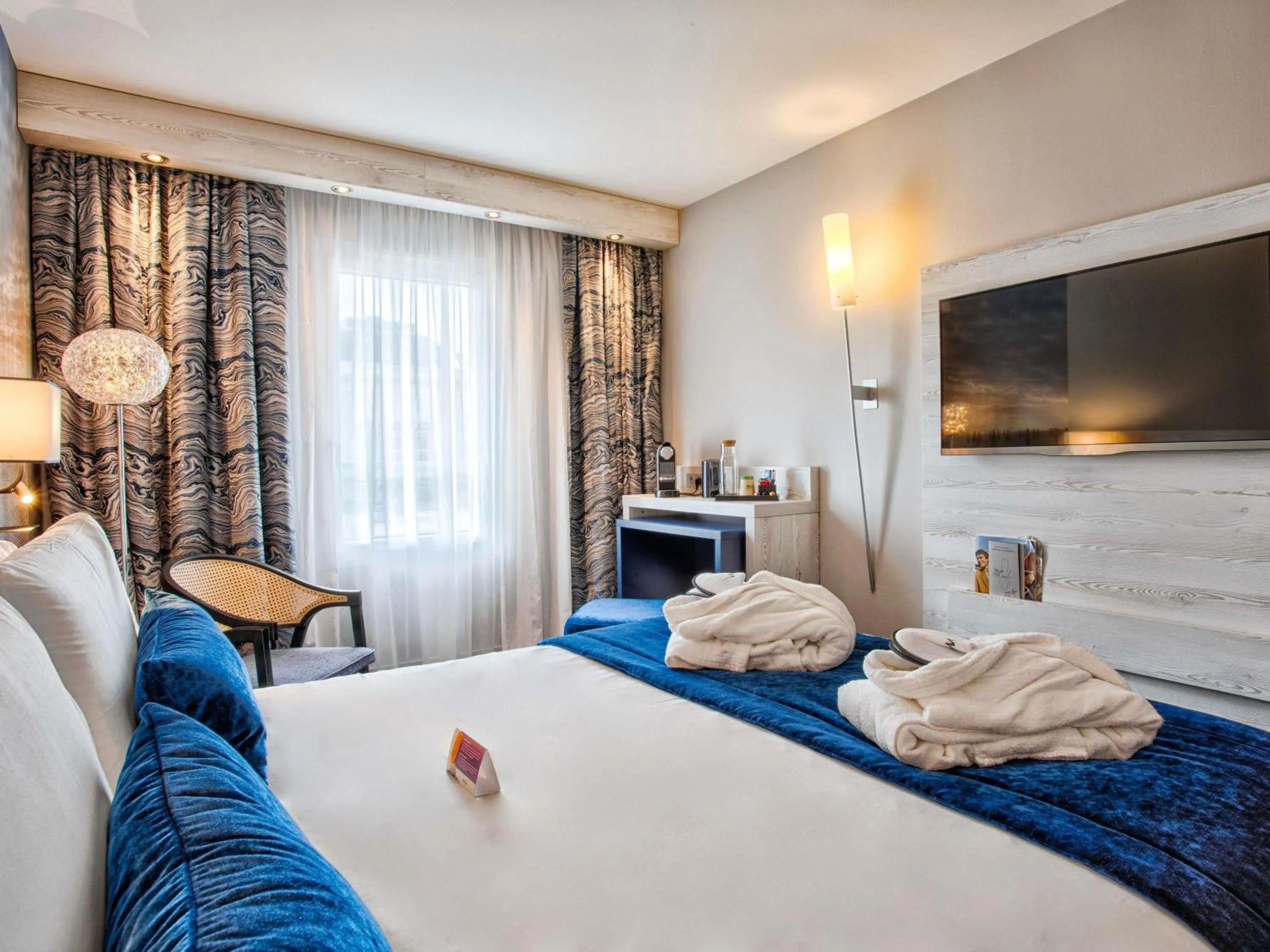 Bedroom, Bed in Mercure Trouville Sur Mer