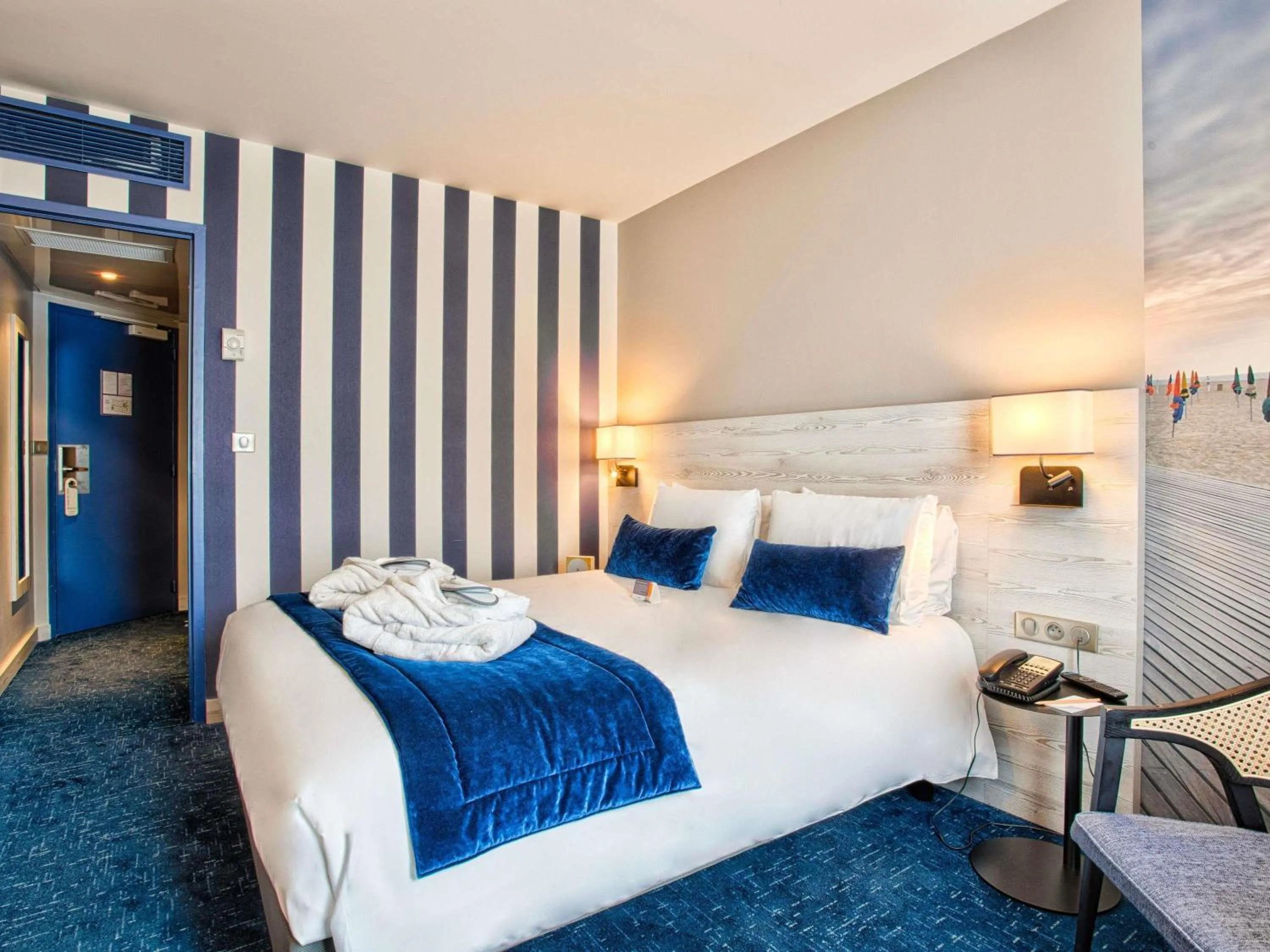 Bedroom, Bed in Mercure Trouville Sur Mer