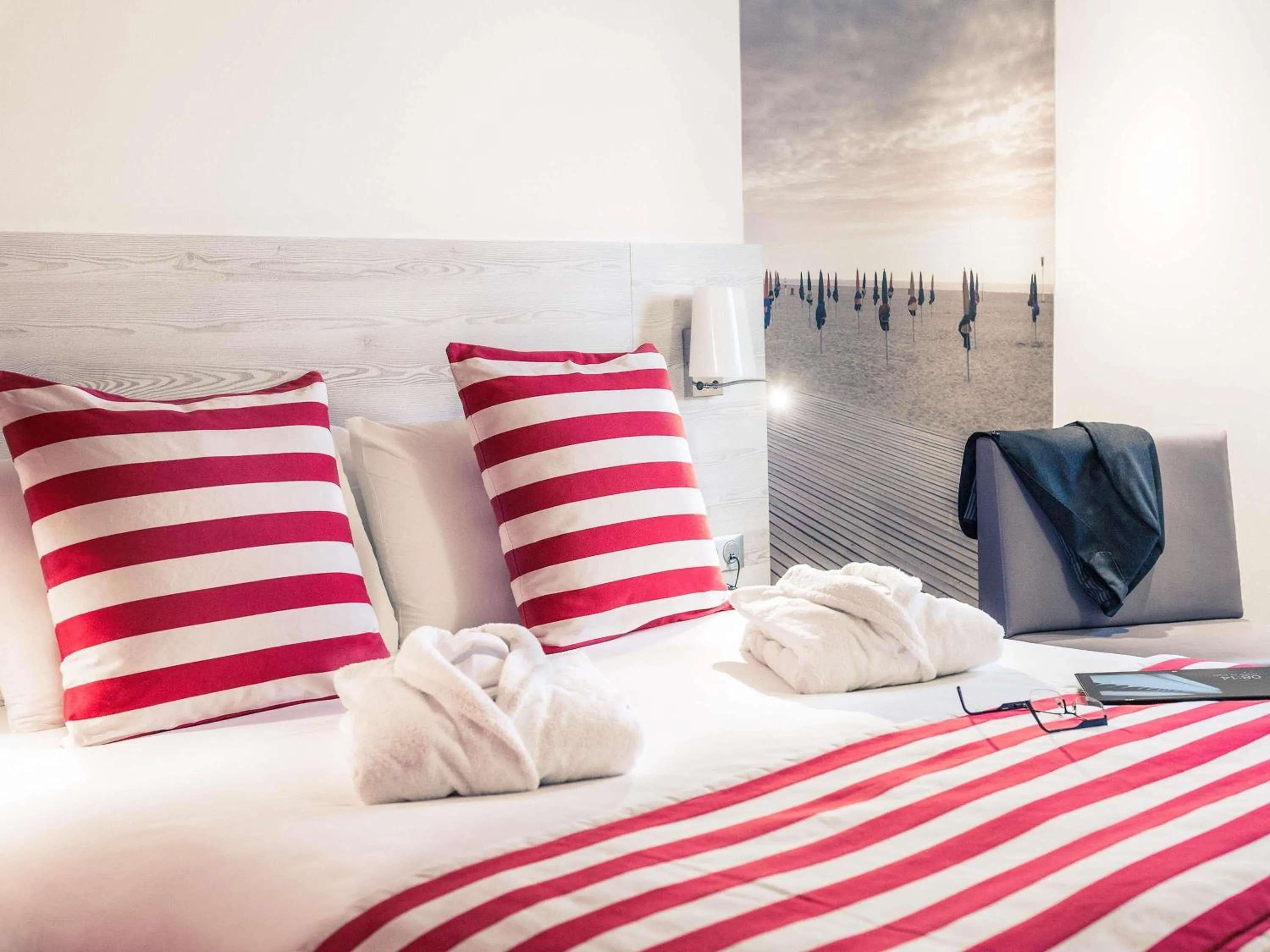 Bedroom, Bed in Mercure Trouville Sur Mer