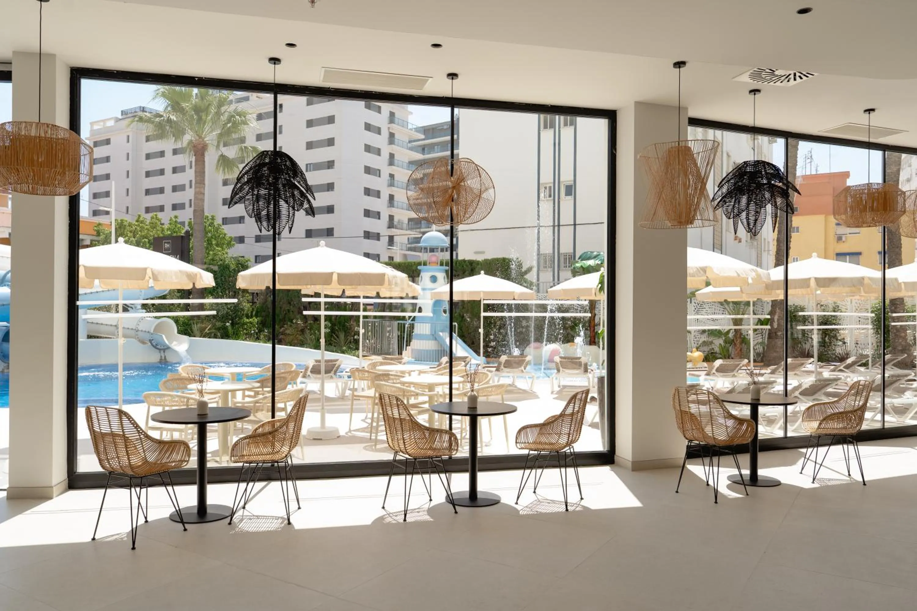 Lounge or bar in Hotel RH Arena - Todo Incluido