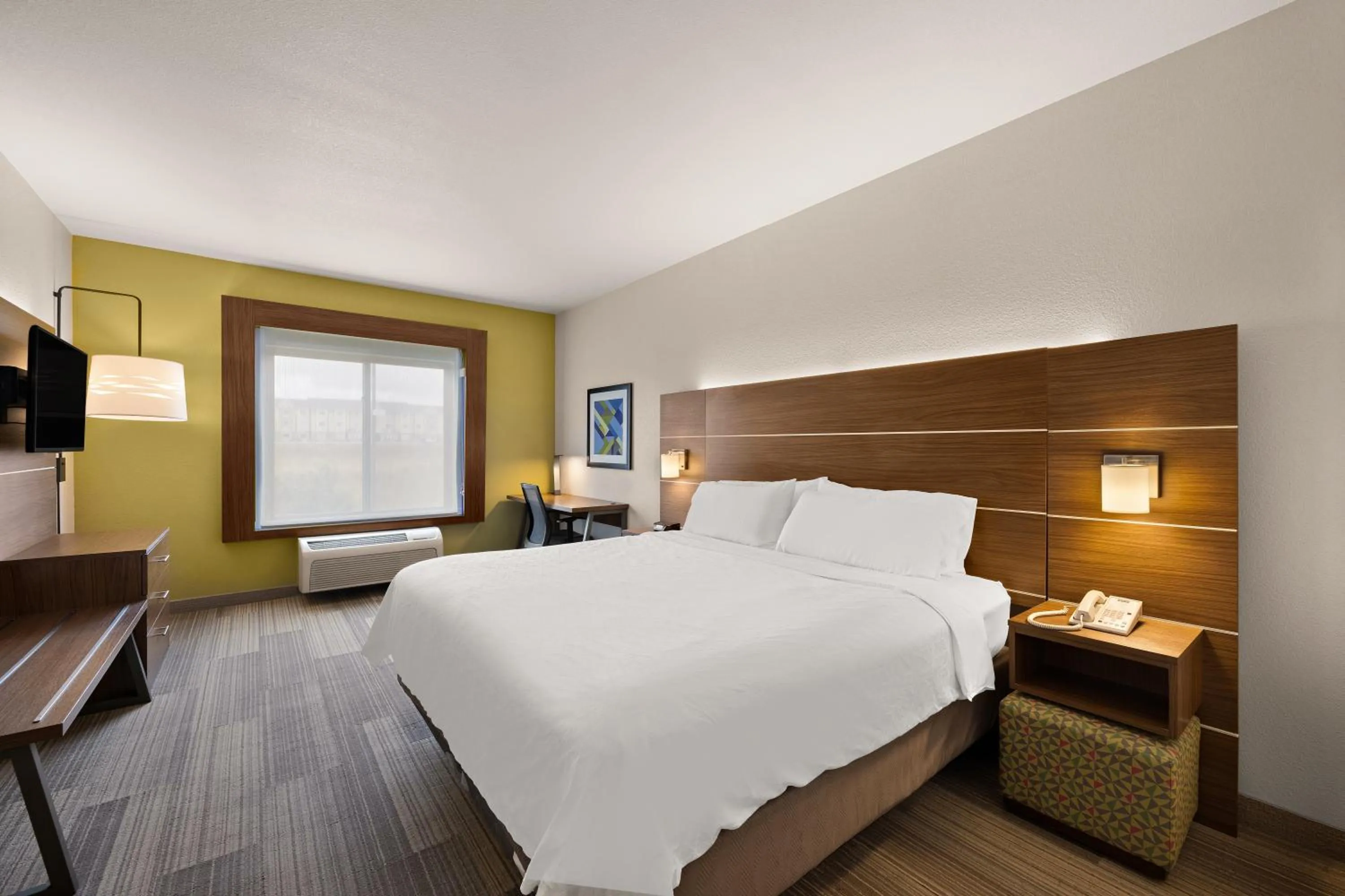 Bed in Holiday Inn Express Hotel & Suites Limon I-70/Exit 359 by IHG