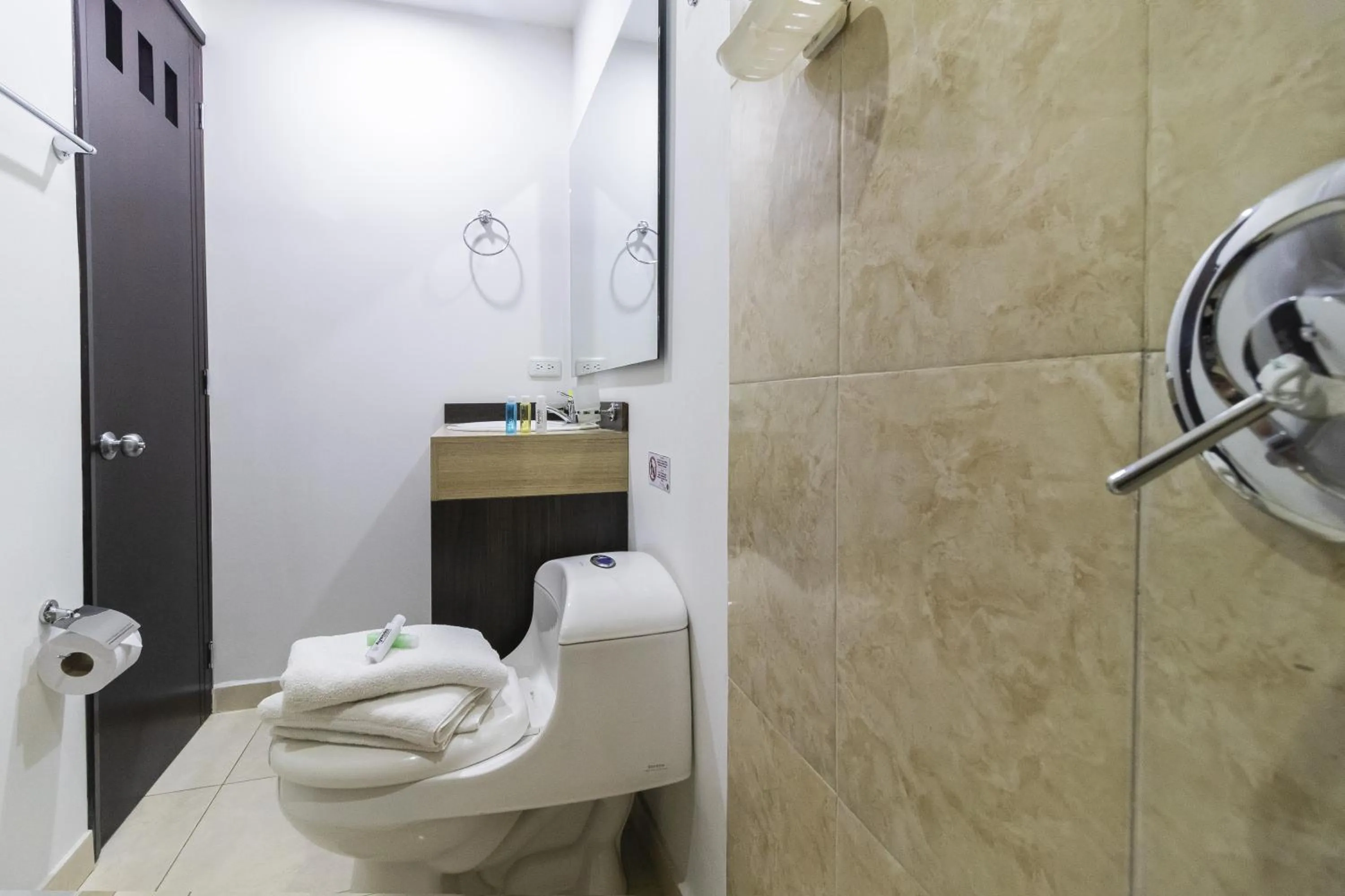 Toilet in Ayenda 1063 Golden