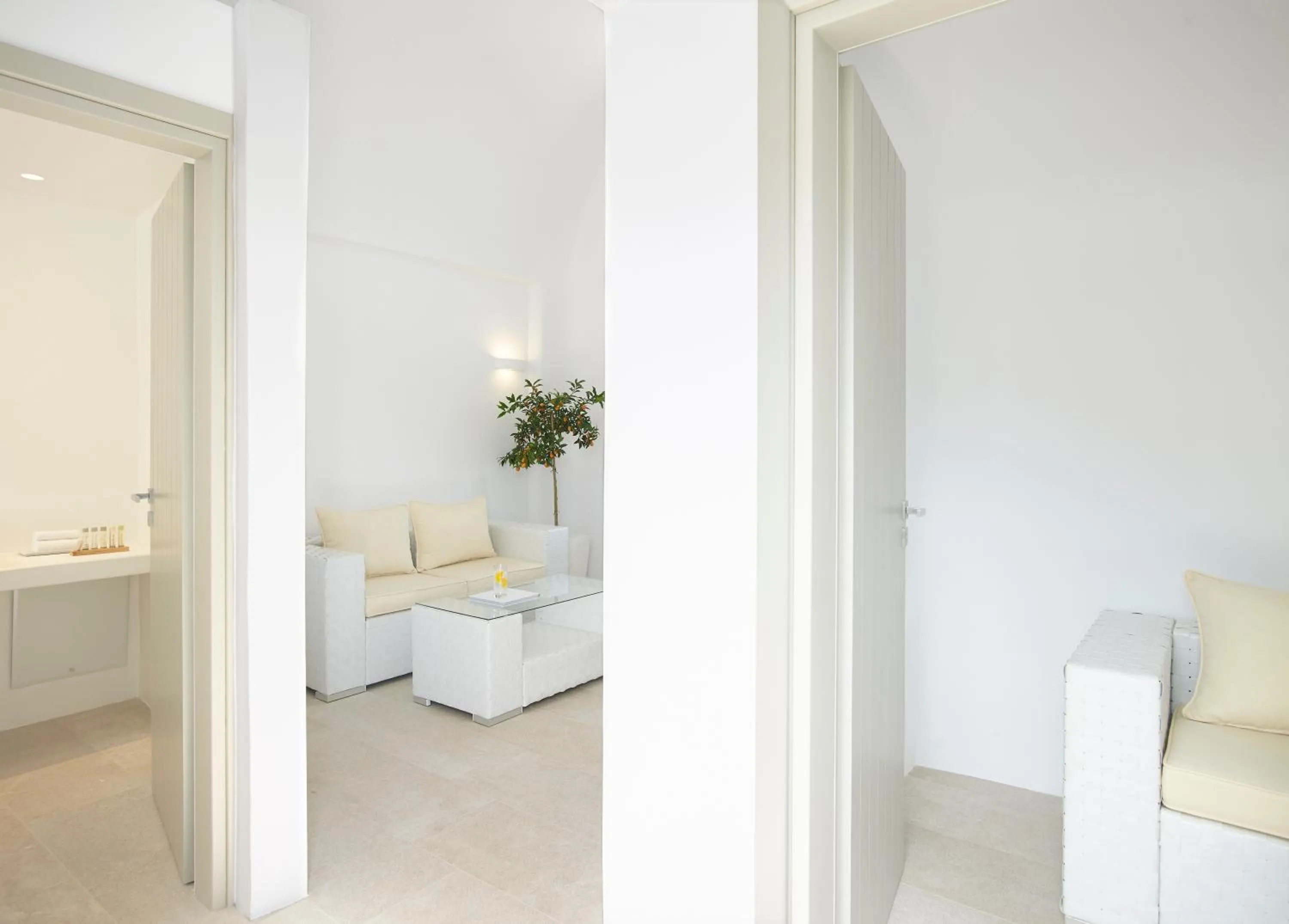 Photo of the whole room, Bed in Aurora Santorini