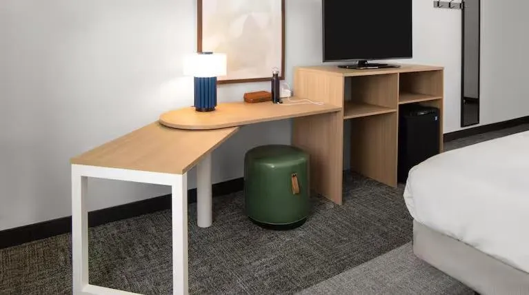 Bed in Quality Suites NE Indianapolis Fishers