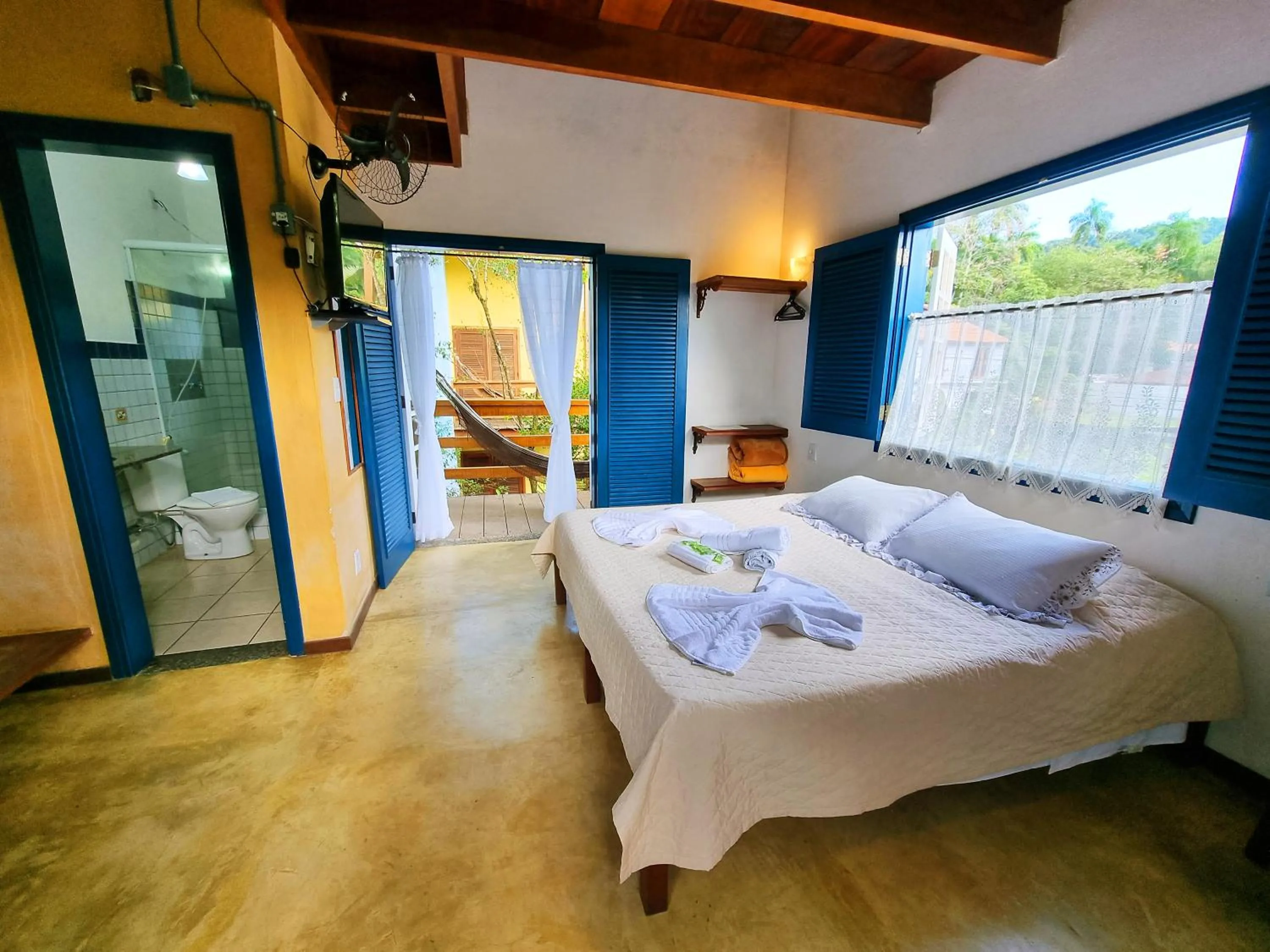 Photo of the whole room, Bed in Pousada Rumo dos Ventos