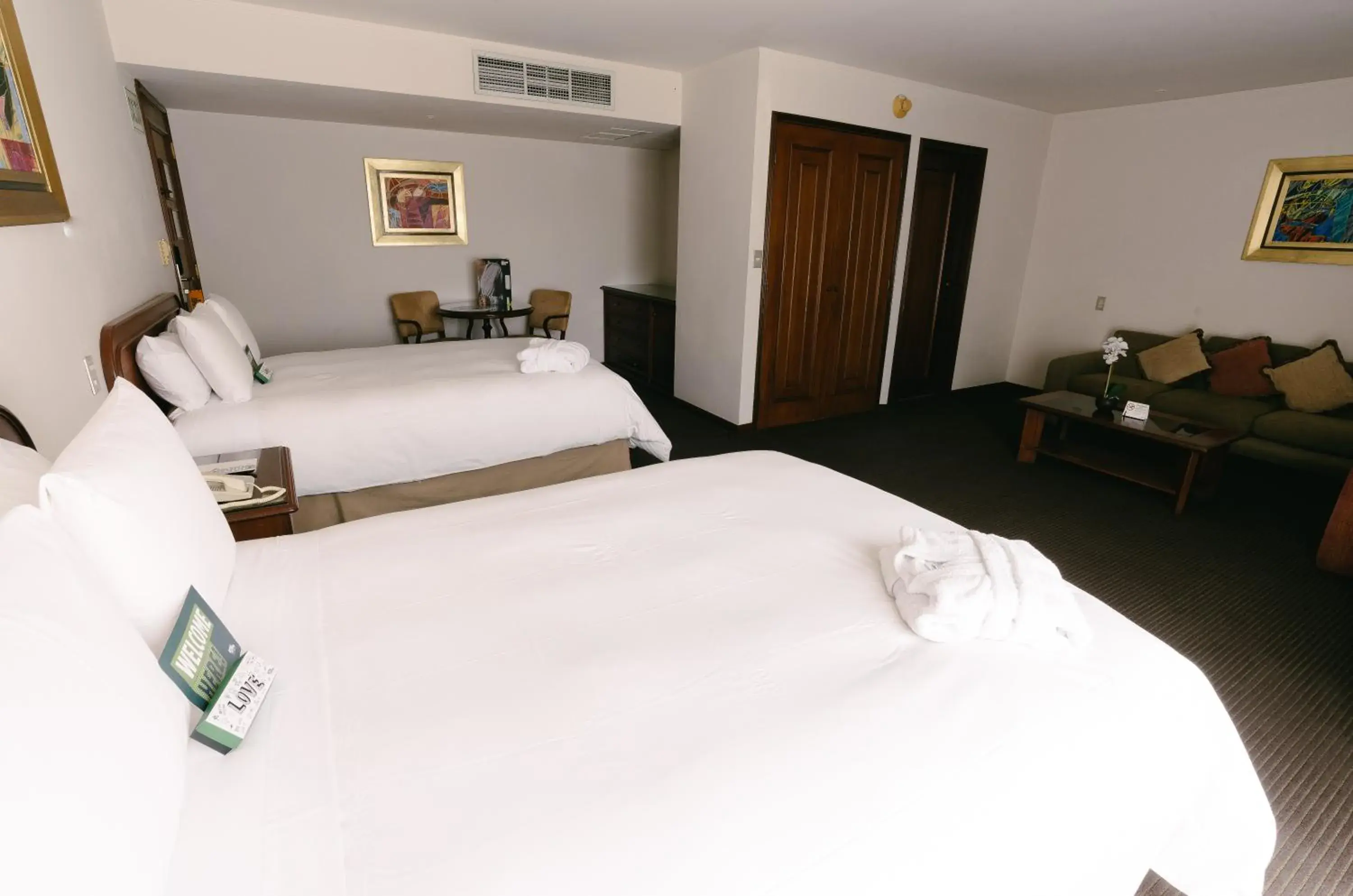 Deluxe Twin Room with Two Queen Bed in BTH Hotel Lima Golf Deluxe Twin Room with Two Queen Bed in BTH Hotel Lima Golf