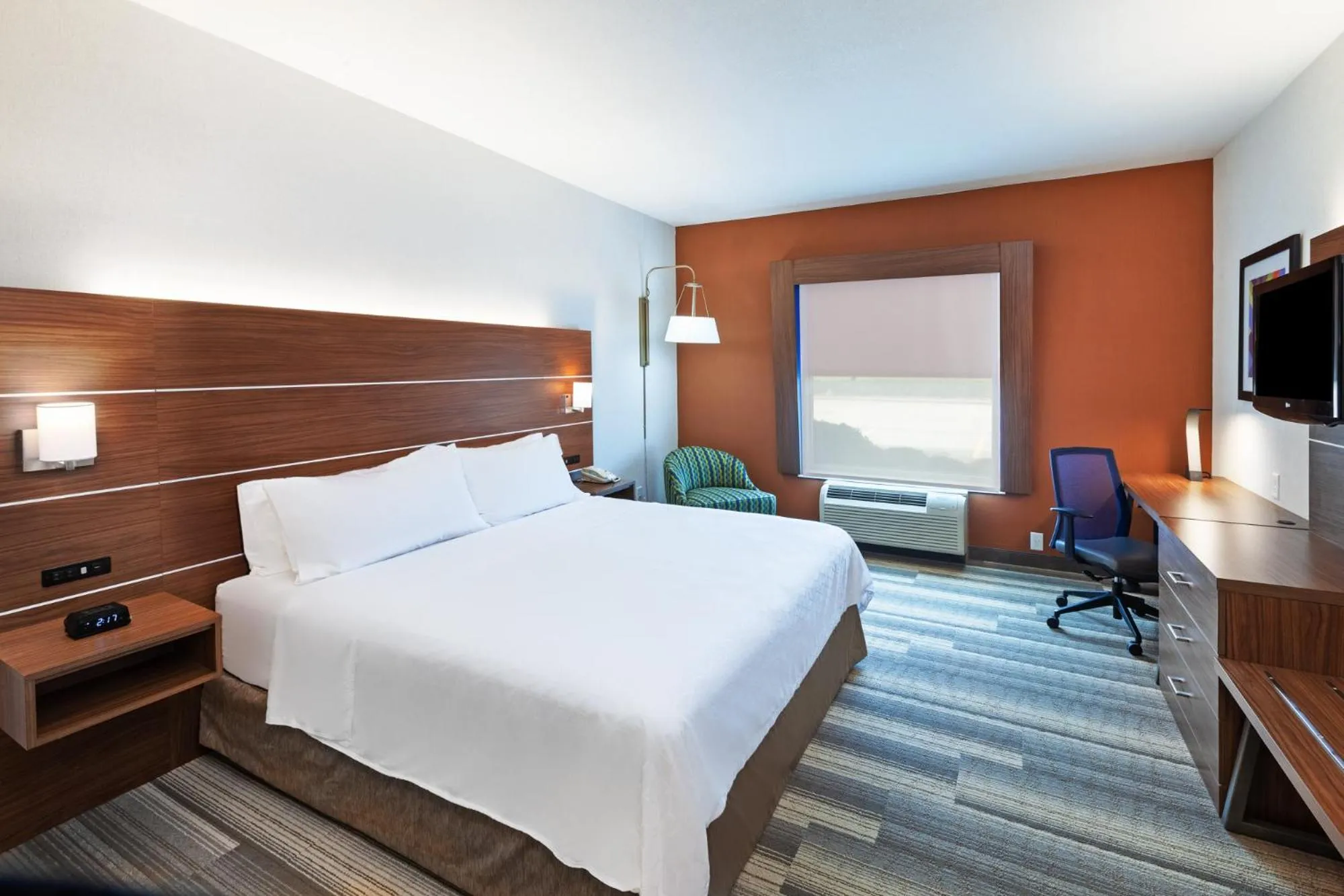 Bed in Holiday Inn Express Hotel and Suites Jasper by IHG