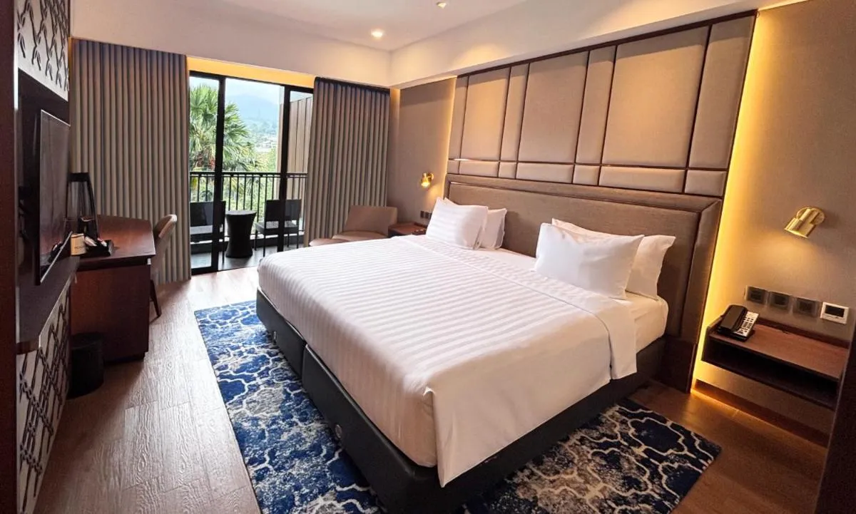 Bed in Aston Sentul Lake Resort & Conference Center