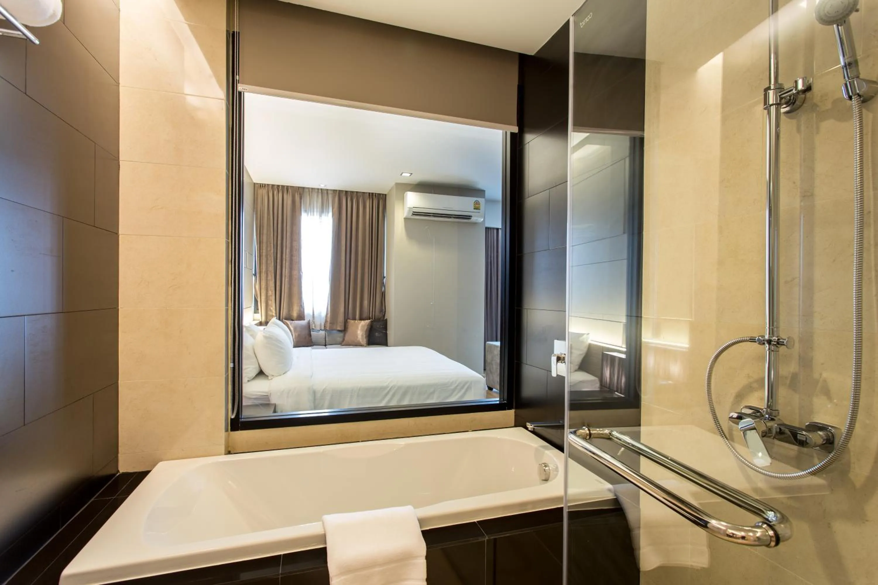Shower, Bed in Hyde Park Chiangmai