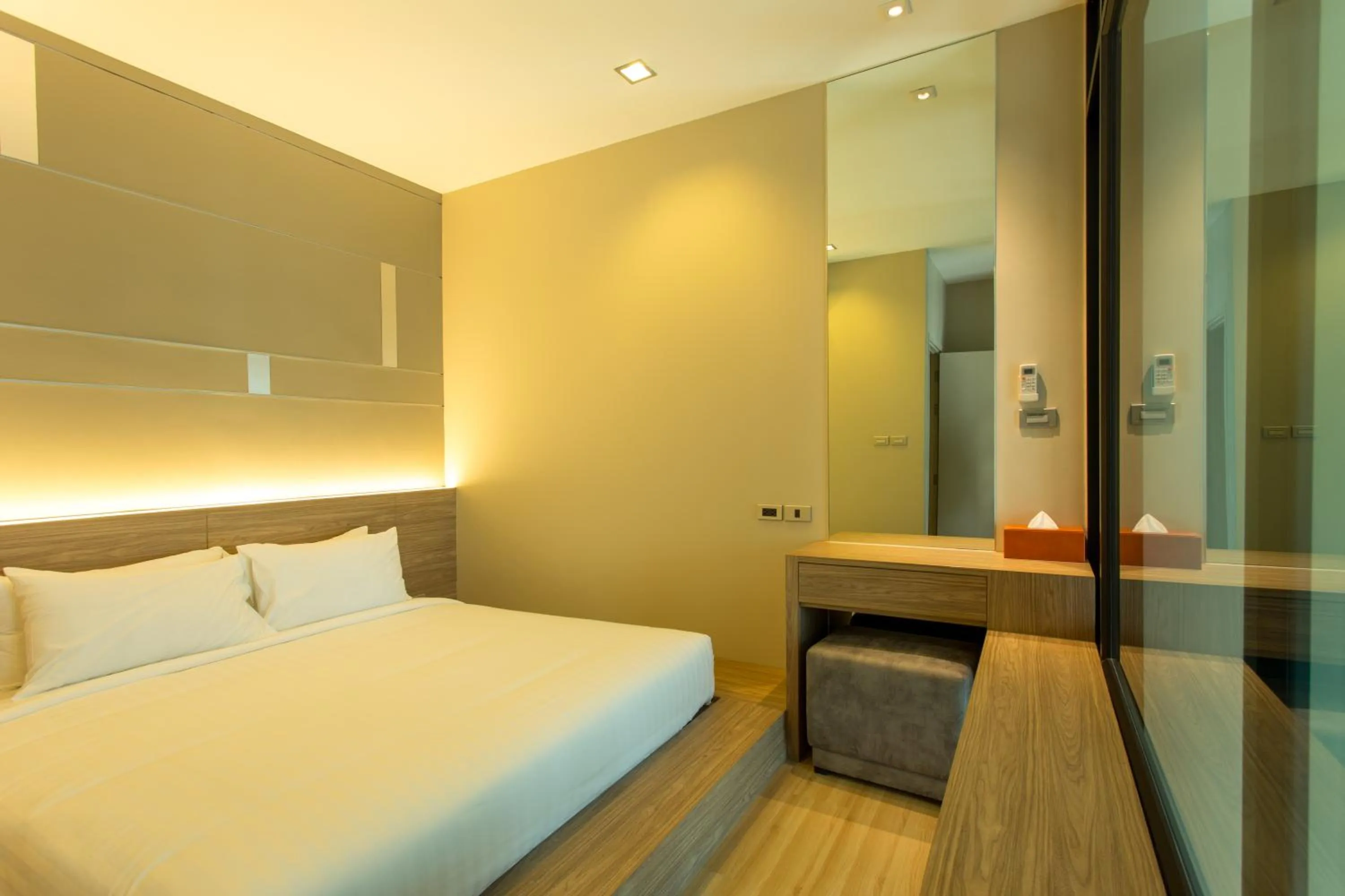 Photo of the whole room, Bed in Hyde Park Chiangmai