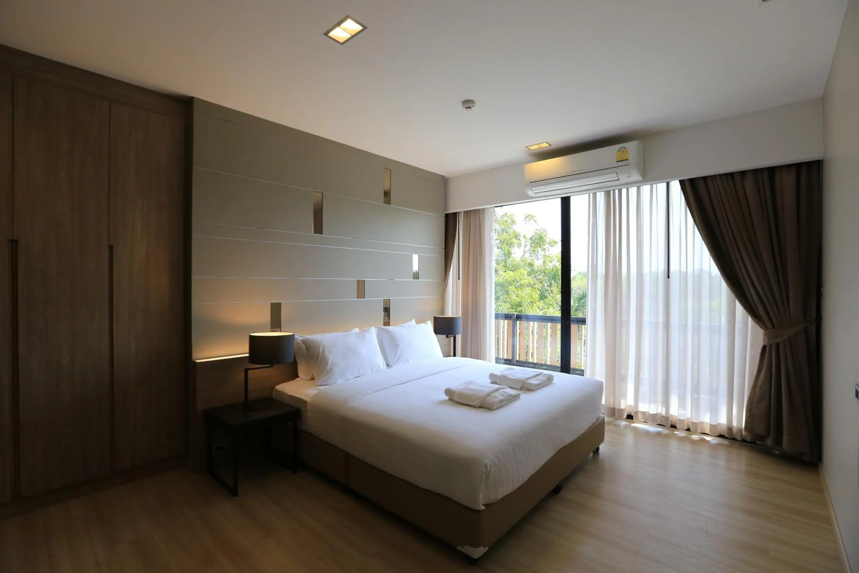 Photo of the whole room, Bed in Hyde Park Chiangmai
