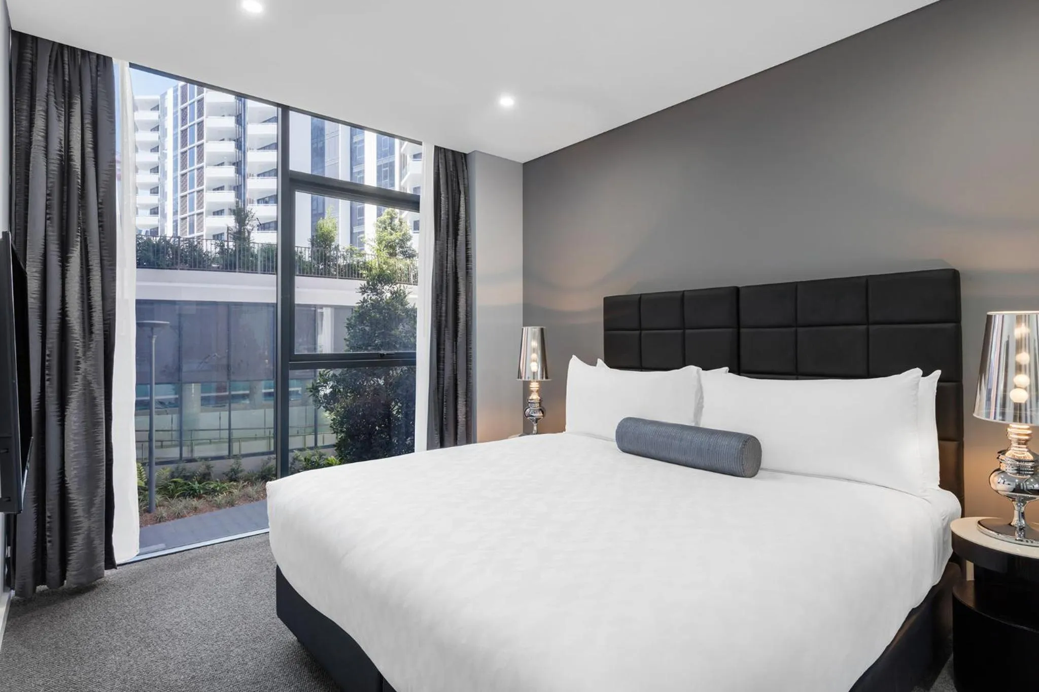 Bed in Meriton Suites Mascot Central