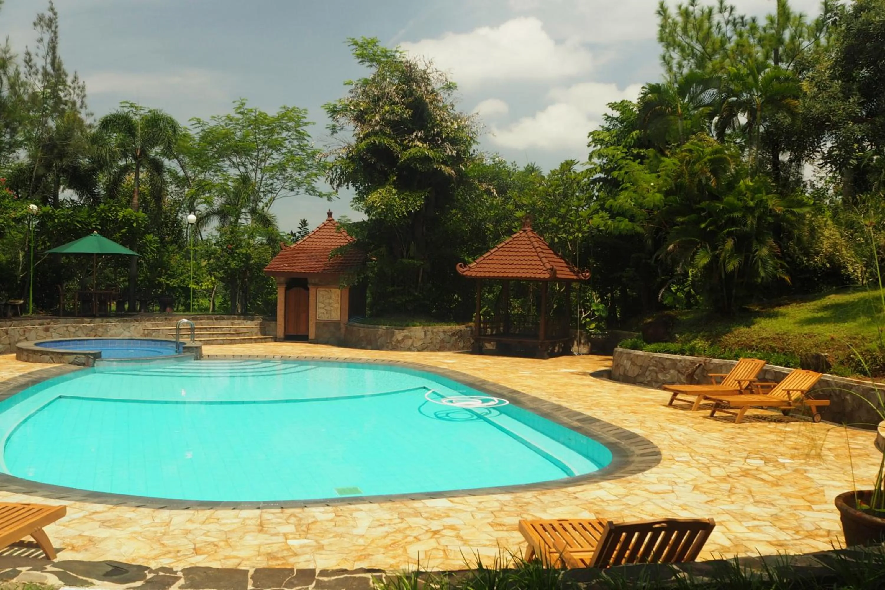 Pool view in The Gecho Inn Country