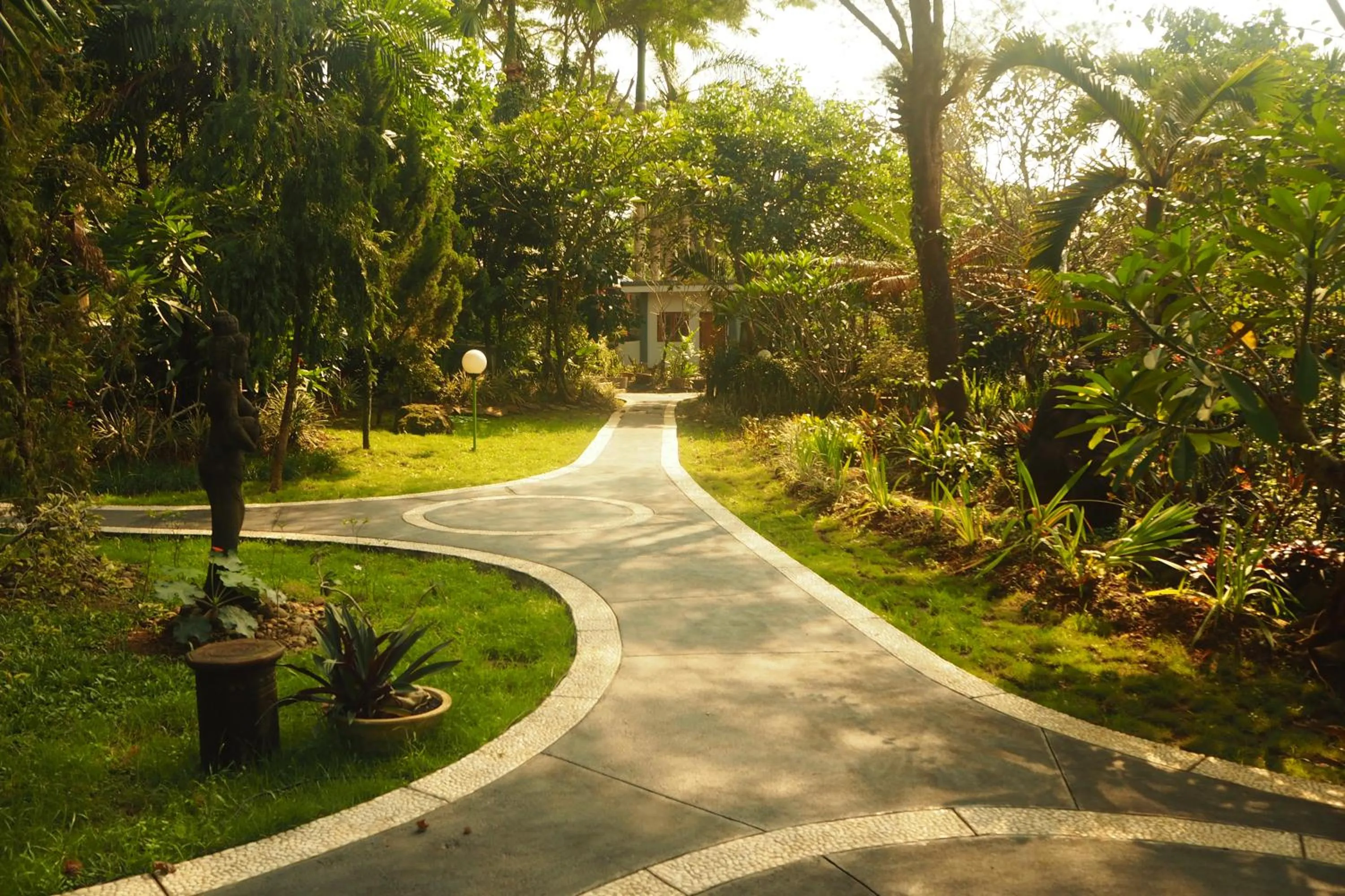 Garden view in The Gecho Inn Country
