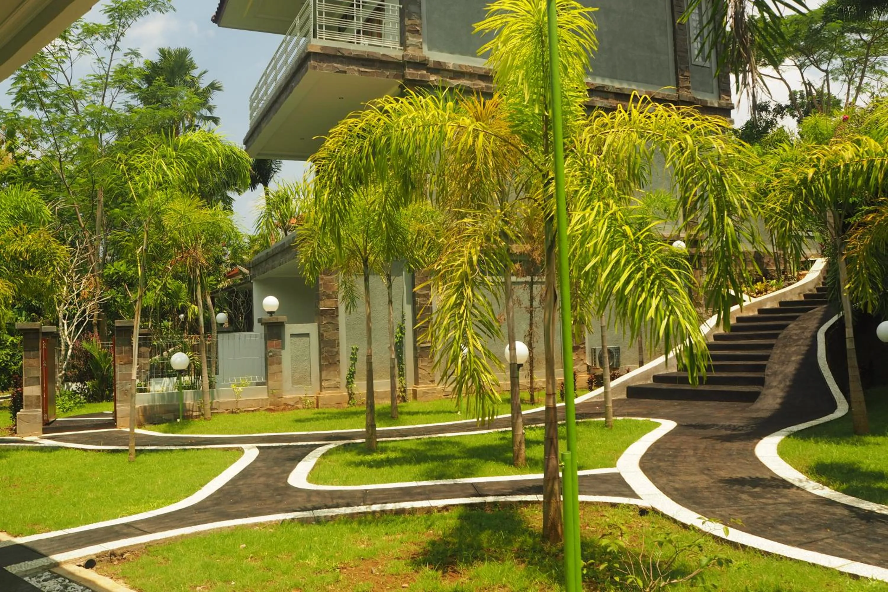 Garden view in The Gecho Inn Country