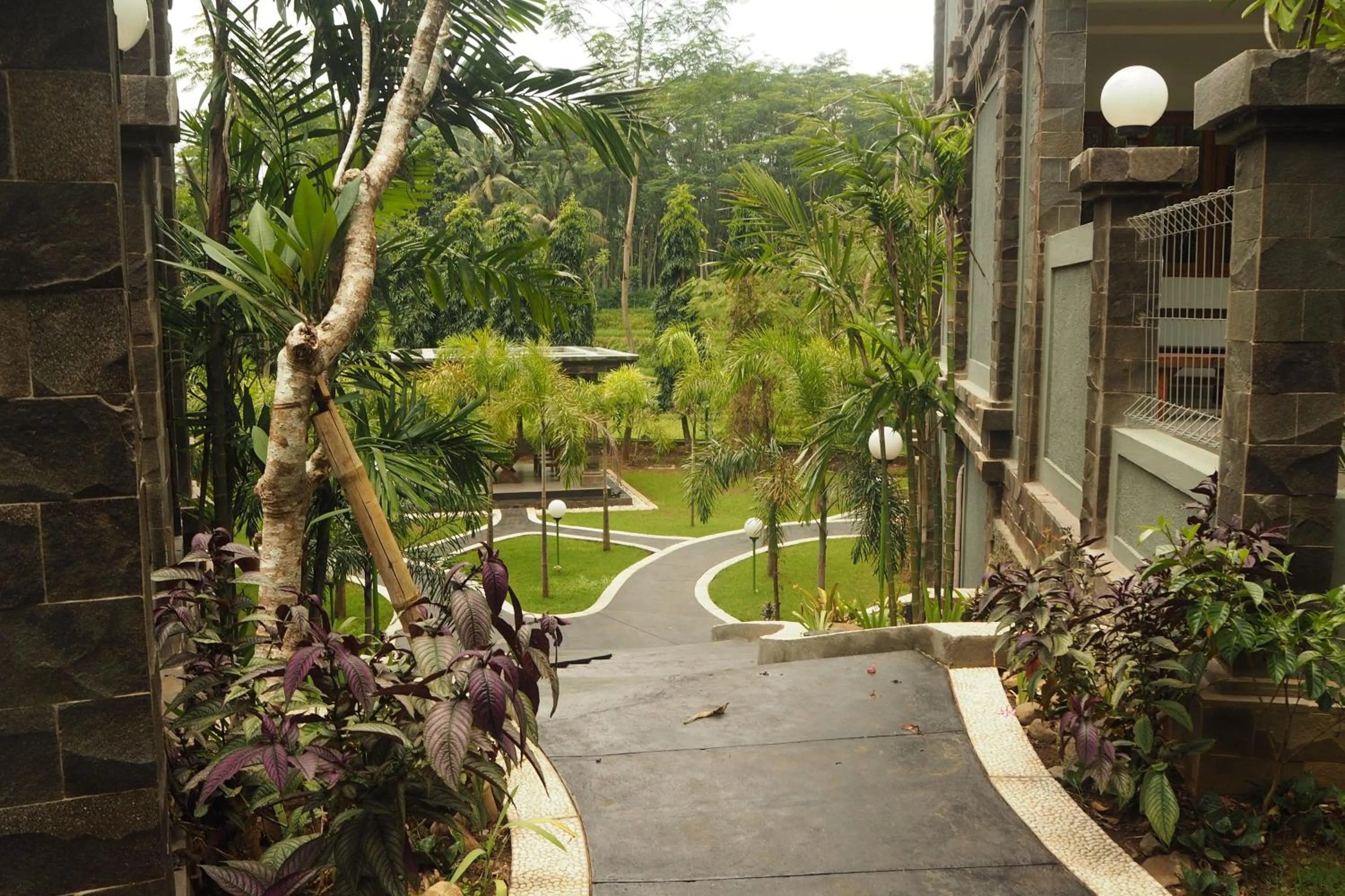 Garden view in The Gecho Inn Country