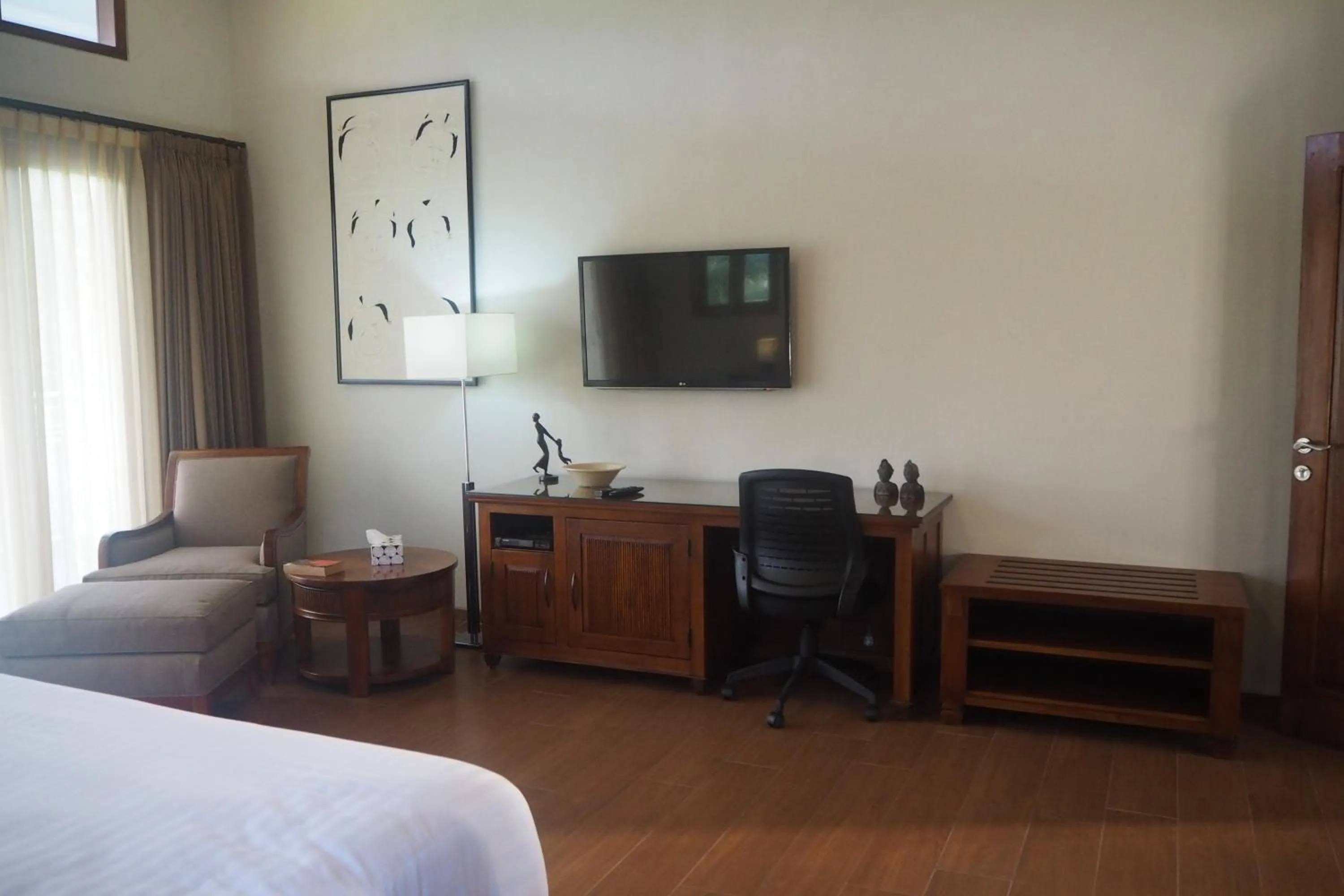 Seating area, Bed in The Gecho Inn Country