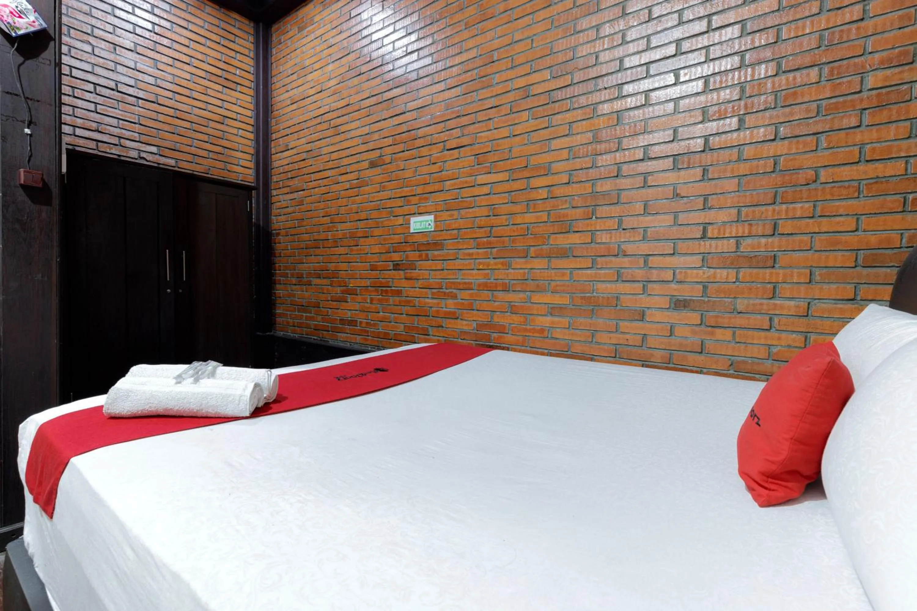 Bedroom, Bed in RedDoorz @ Cilandak Timur