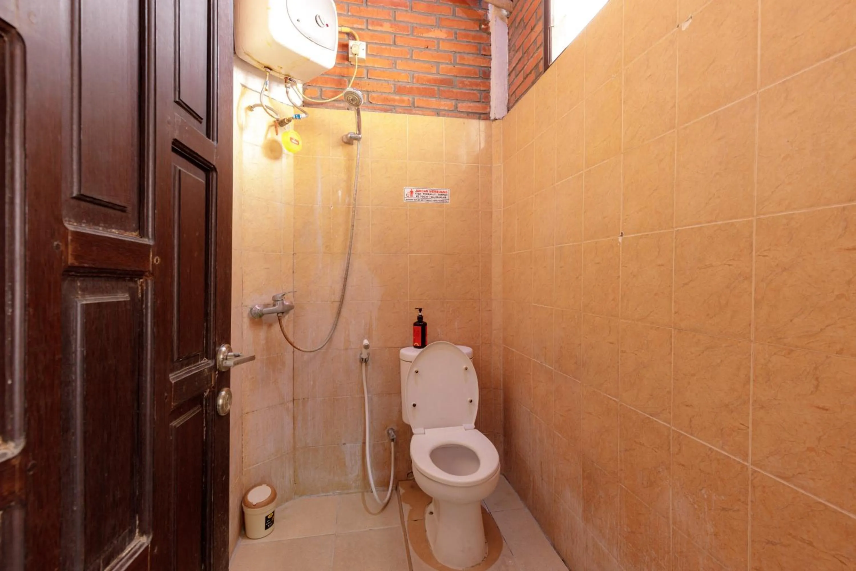 Bathroom in RedDoorz @ Cilandak Timur
