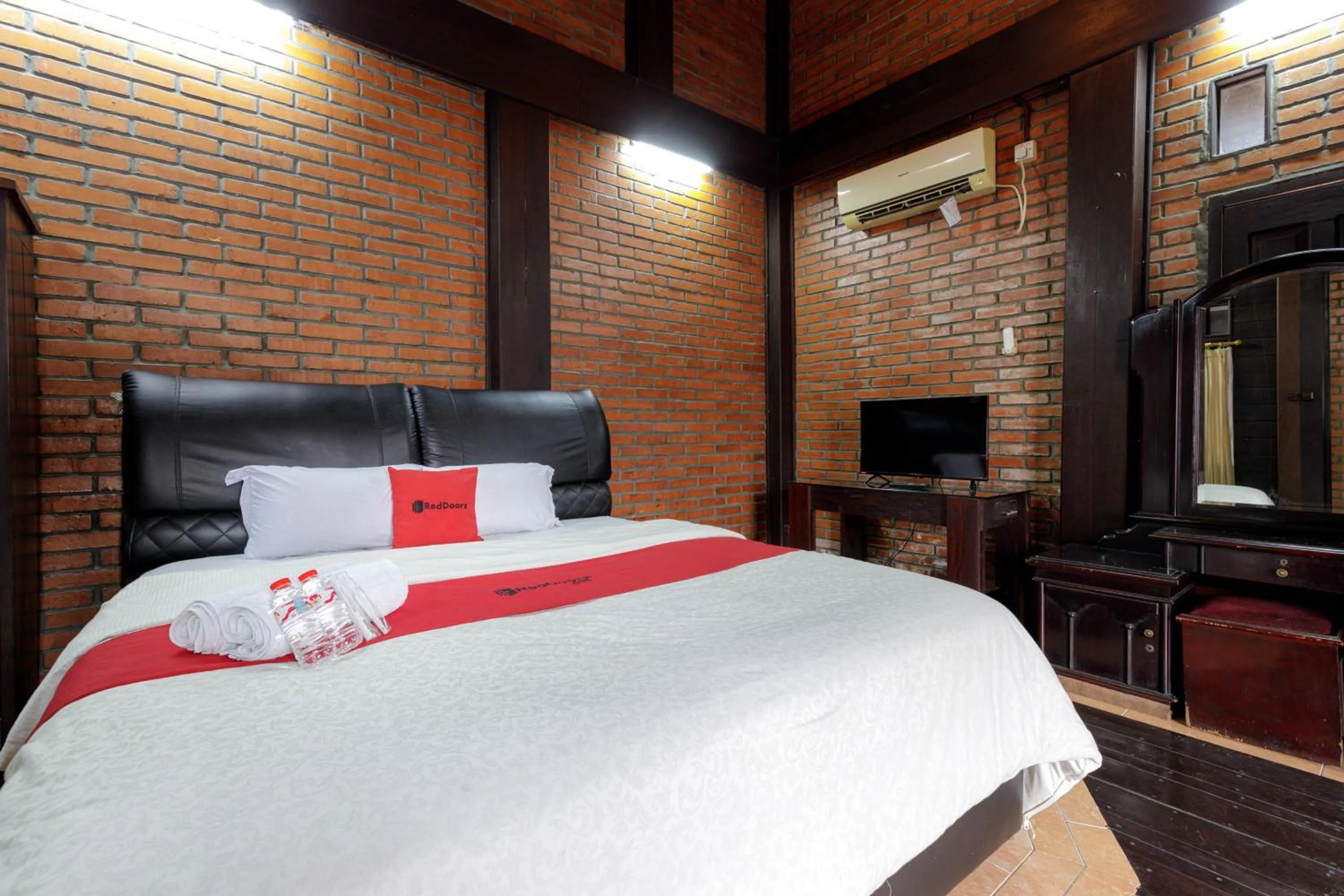 Bedroom, Bed in RedDoorz @ Cilandak Timur