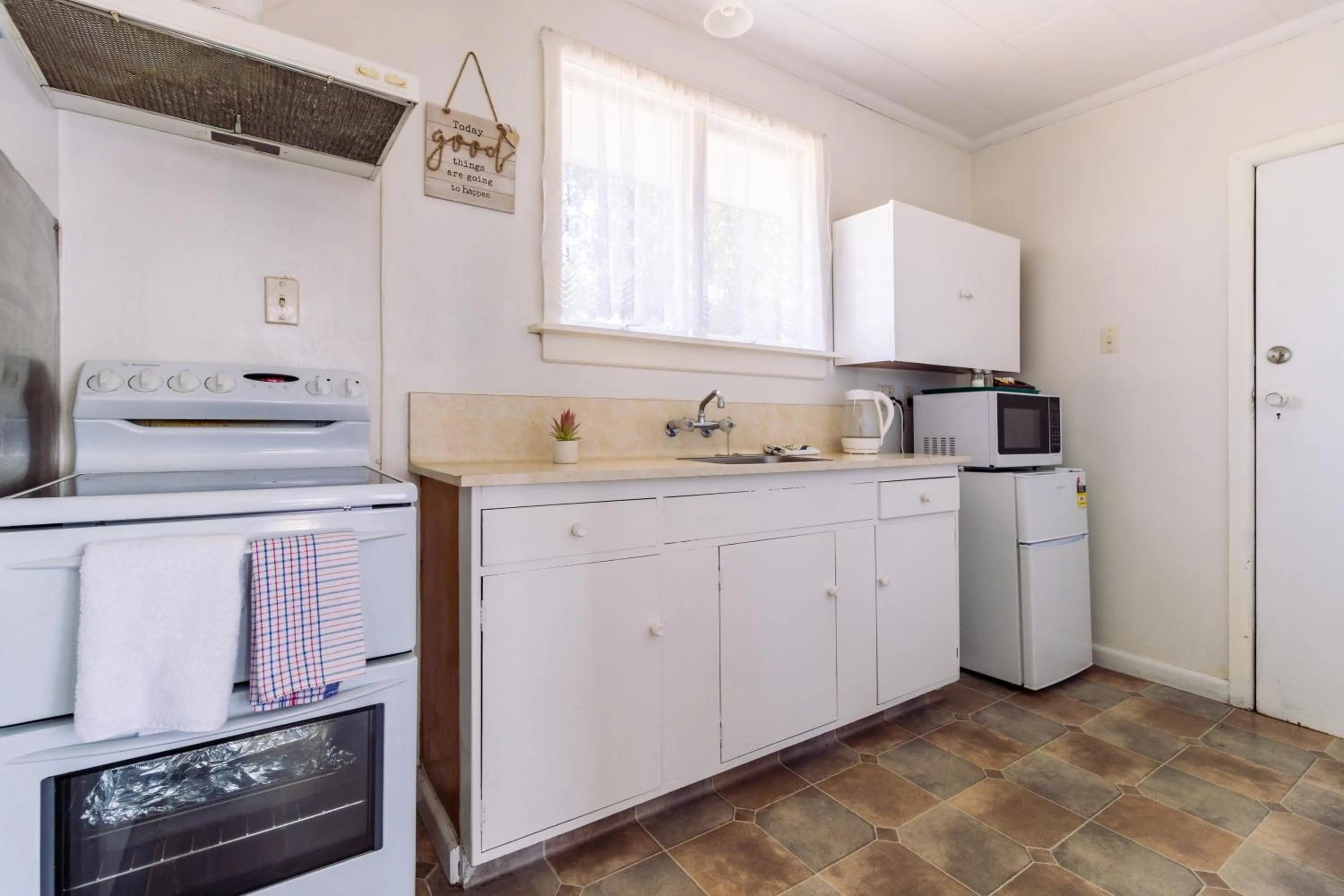 Kitchen or kitchenette in Belle Bonne Motel