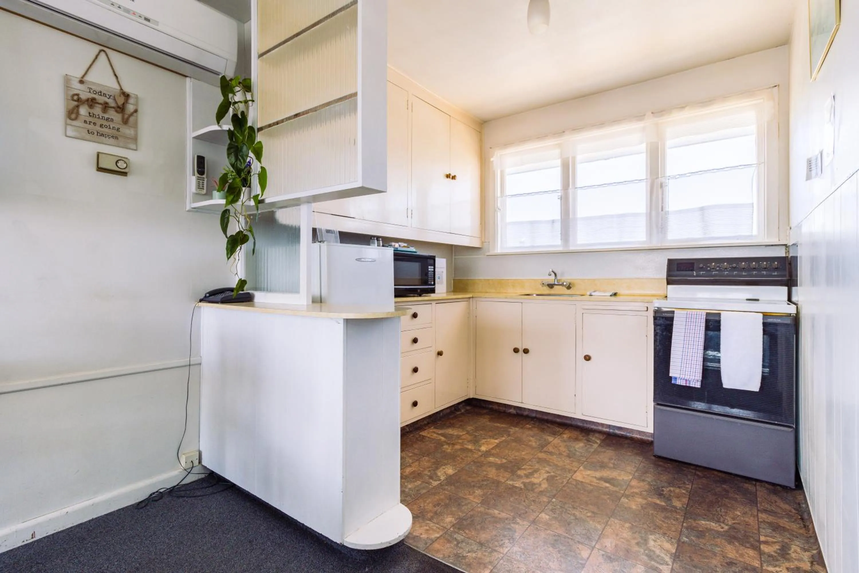 Kitchen or kitchenette in Belle Bonne Motel