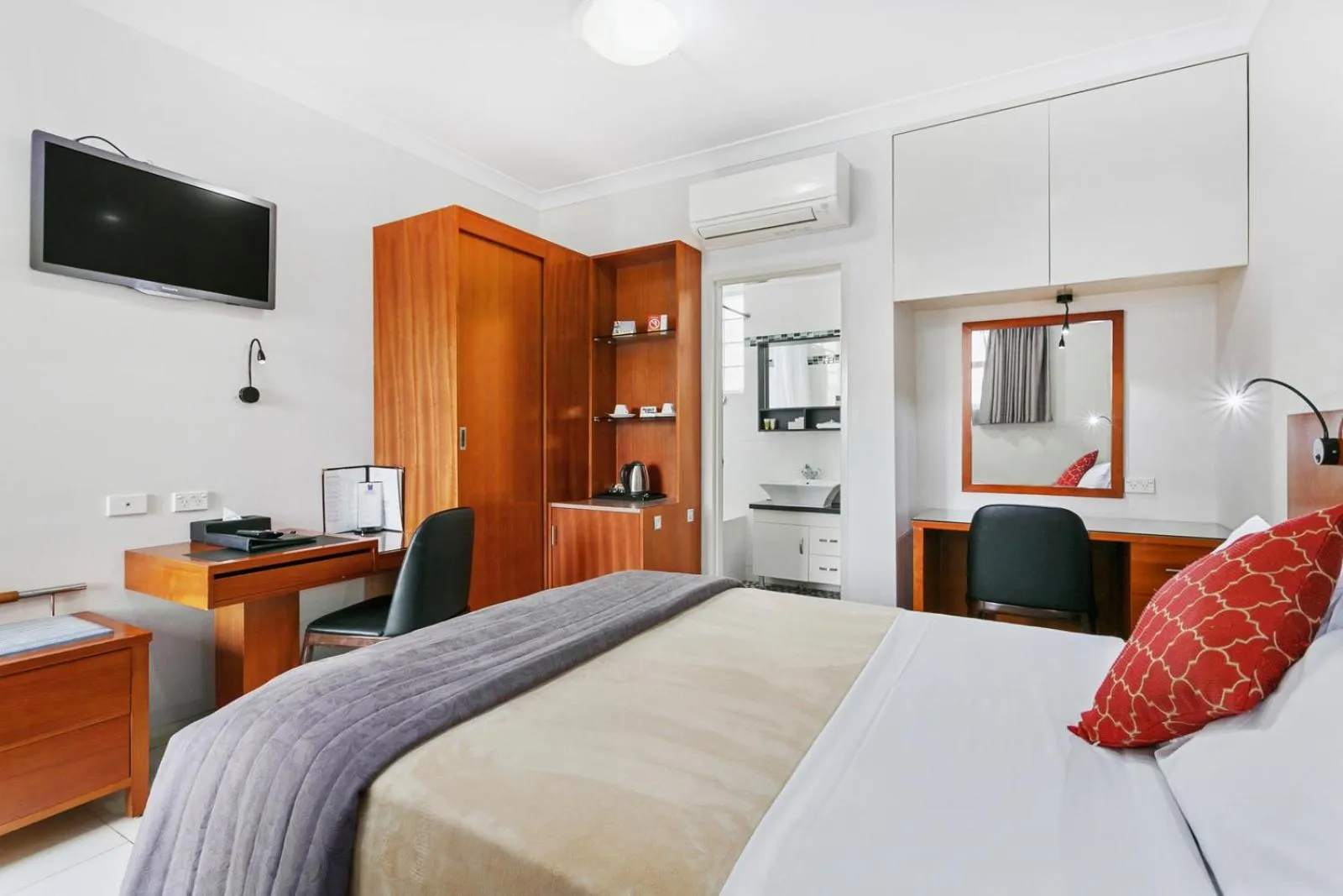 Bed in Comfort Inn & Suites Burwood