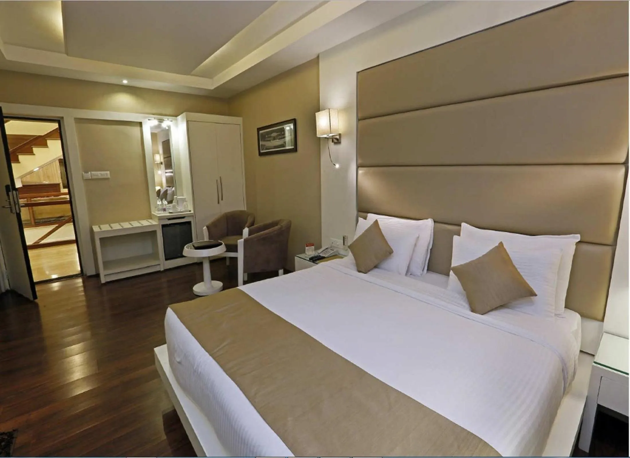 Photo of the whole room, Bed in Clarks inn srinagar