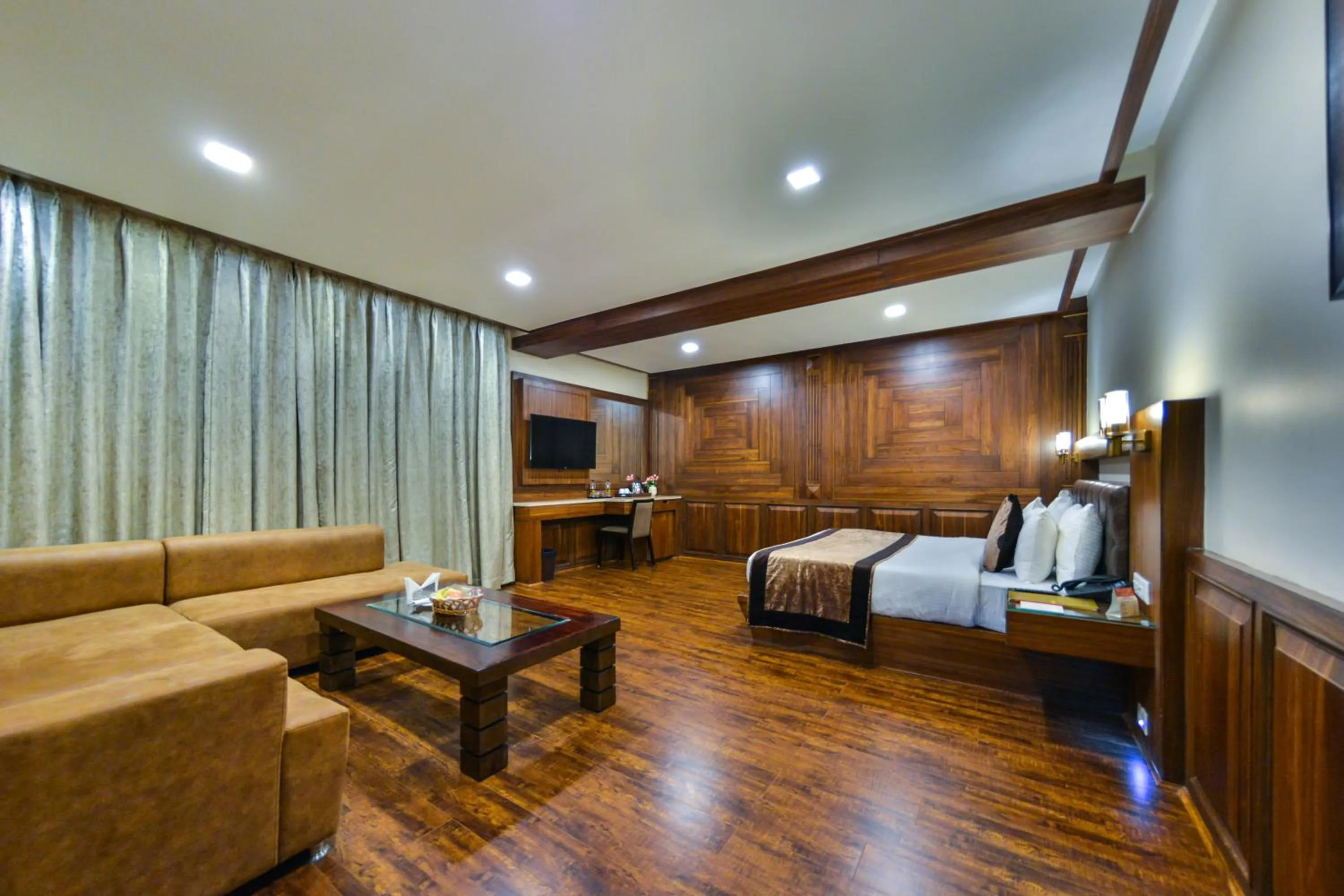 Communal lounge/ TV room, Bed in Clarks inn srinagar