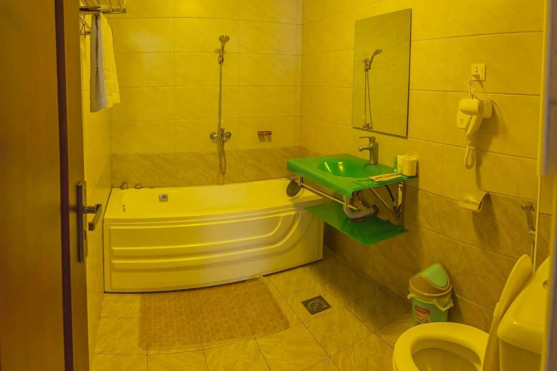 Bathroom in Russell Hotel