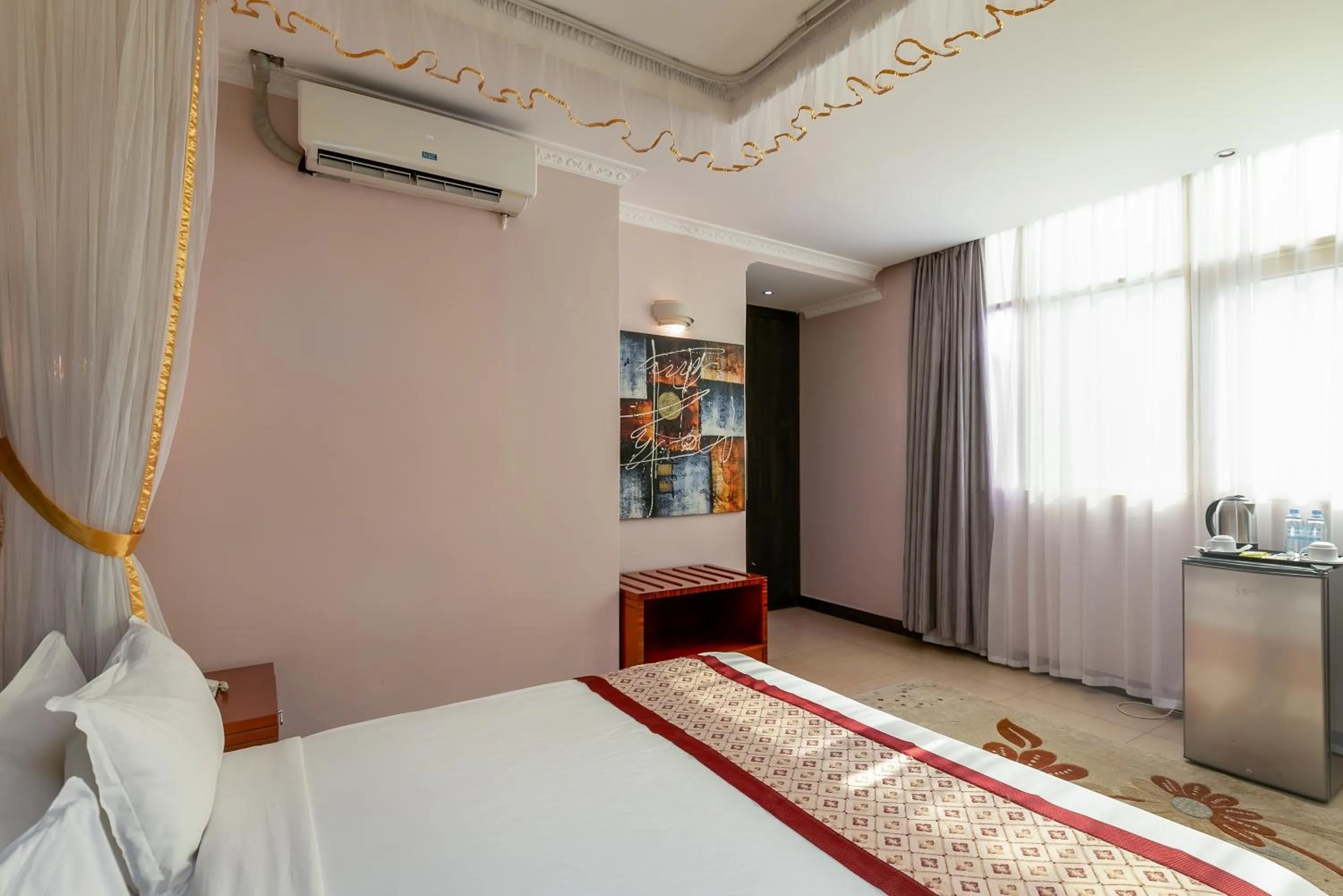 Photo of the whole room in Russell Hotel