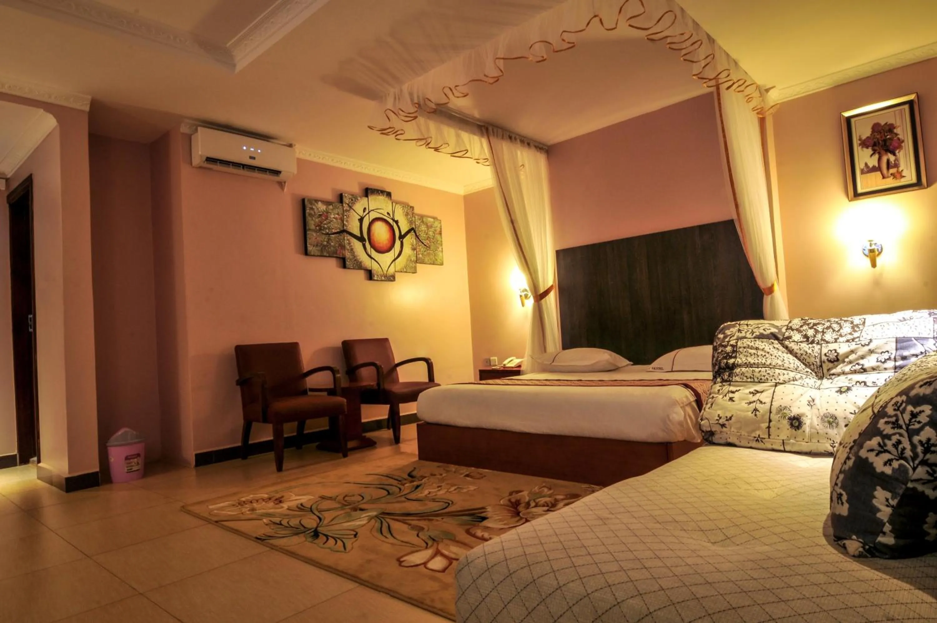 Living room in Russell Hotel