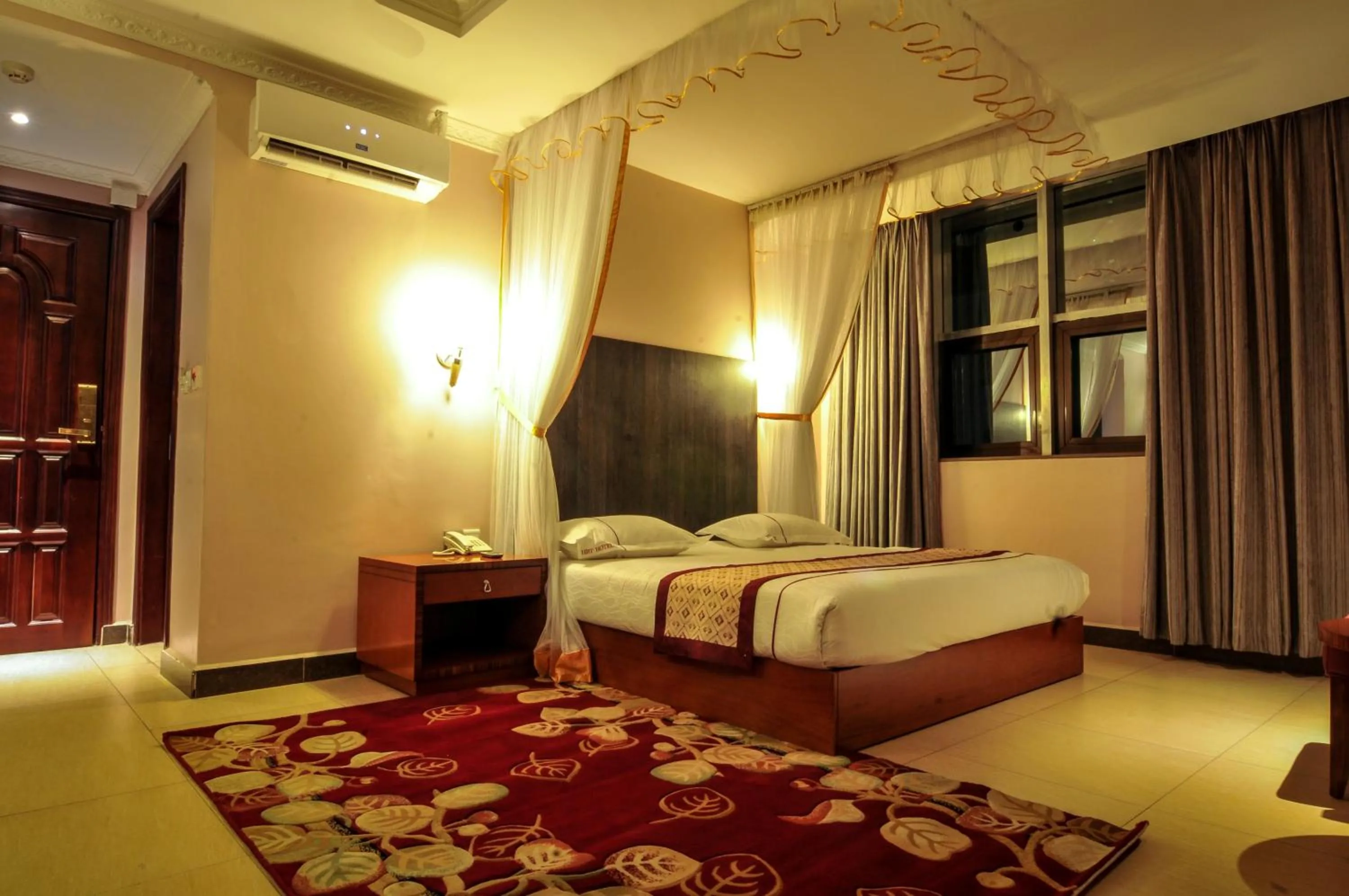 Bedroom in Russell Hotel