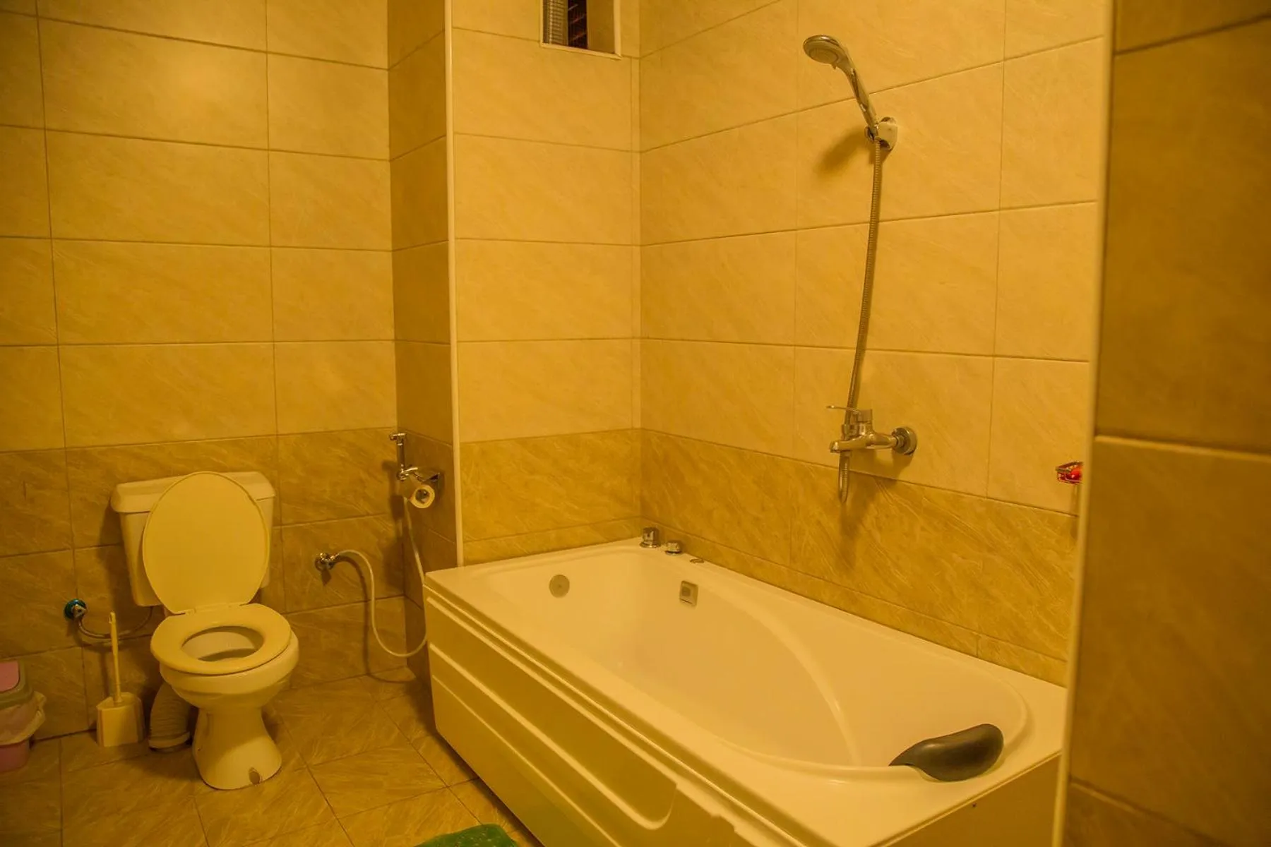 Bathroom in Russell Hotel